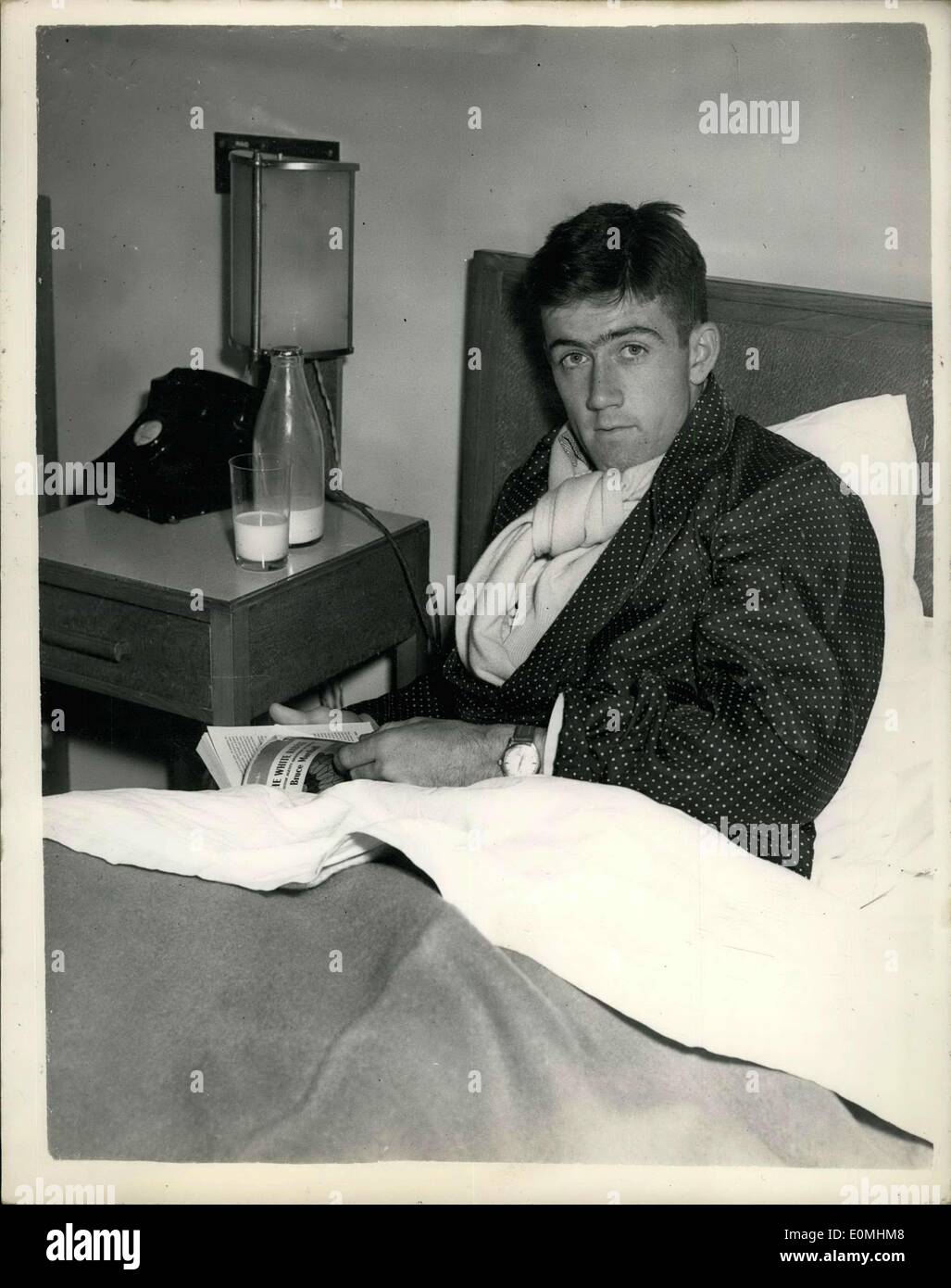 Giugno 03, 1955 - Australian stella del tennis arriva a Londra - e va a letto - con un freddo: Ken ROSEWALL Australian tennis ace e i suoi colleghi sono arrivati a Londra la scorsa notte per il prossimo torneo di Wimbledon.. Ken era quello di essere visto - nascosto fino a letto con il suo hotel di Londra questa mattina - come egli ha catturato un pesante freddo durante il viaggio.. Mostra immagine: Ken ROSEWALL prelevato dal letto - la lettura di un libro- con una bottiglia di latte a fianco - presso il suo hotel di Londra di questa mattina. Foto Stock