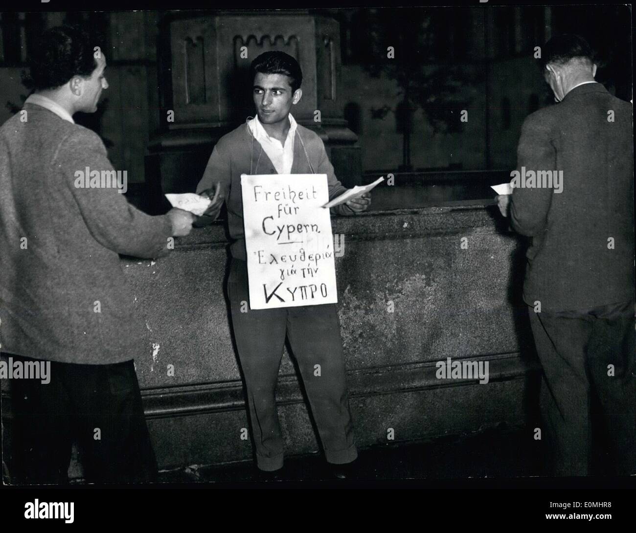 Agosto 08, 1955 - ''Liberty per Cipro"..: è scritto sui volantini che studentessa greca sono state consegnando alla gente di oggi di fronte all'università di Monaco di Baviera.Il contenuto degli opuscoli dà una dichiarazione della situazione politica e la storia di Cipro chiedendo i tedeschi a parlare e scrivere per la libertà e la libertà di Cipro e l'unità con la Grecia. La foto mostra uno degli studenti di Greco con opuscoli di fronte all'università di Monaco di Baviera (Germania) questa sera. Foto Stock