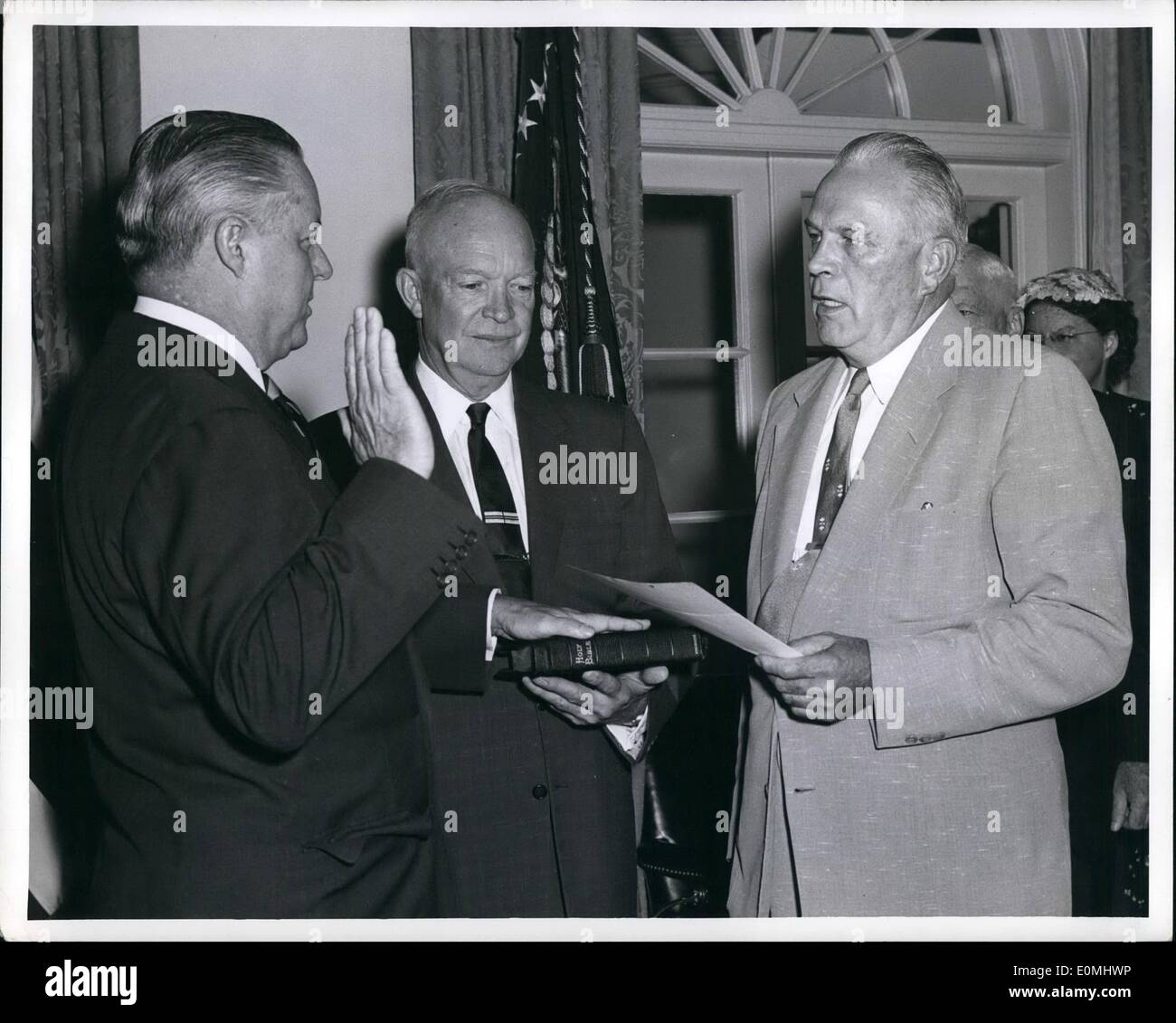 Agosto 08, 1955 - Ruben B. Robertson, Jr., (sinistra) è giurato come Vice segretario della difesa nel corso di una cerimonia alla Casa Bianca. Il sig. Frank K. Sanderson, funzionario amministrativo per la Casa Bianca (a destra), amministra il giuramento come Presidente Eisenhower guarda a. Foto Stock
