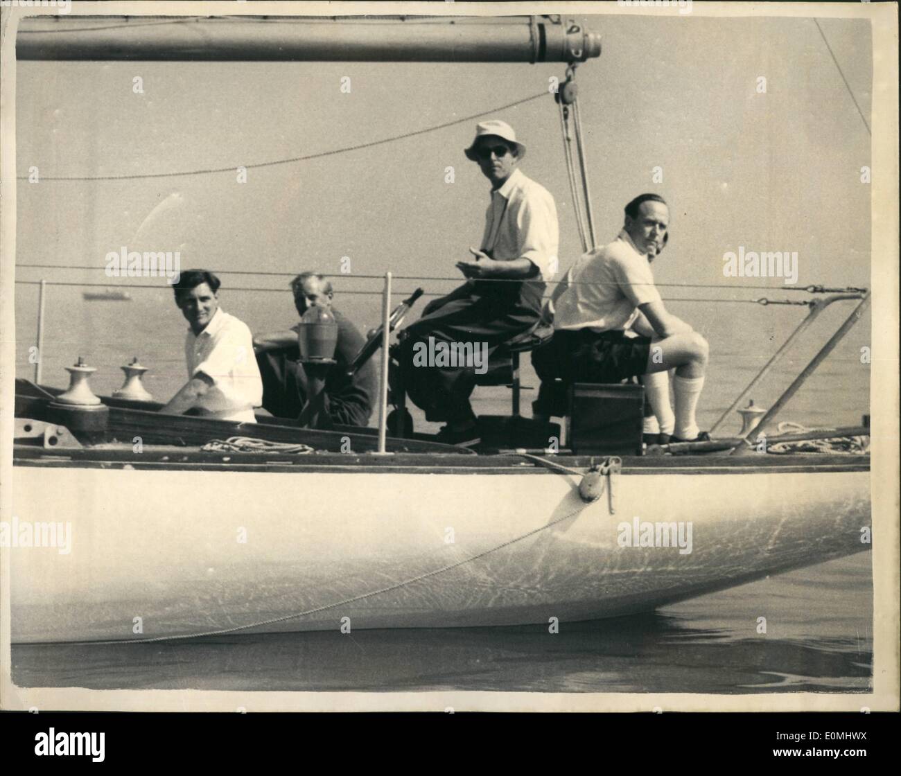 Agosto 08, 1955 - Duca di Edimburgo a Cowes Regatta.Utilizzare la 'Remo a bordo dell'' ''brezza fresca'': S.A.R. Il Duca di Edimburgo ha navigato Uffa Fox 20-ton yacht ''brezza fresca'' nel 38-miglio-lungo Britannia Challenge Cup - in Cowes regata. La foto mostra il Duca di Edimburgo che indossa un sun - che - si siede su di Heisman 'sella' come egli sterza il ''brezza fresca'' - durante la gara a Cowes oggi. Foto Stock