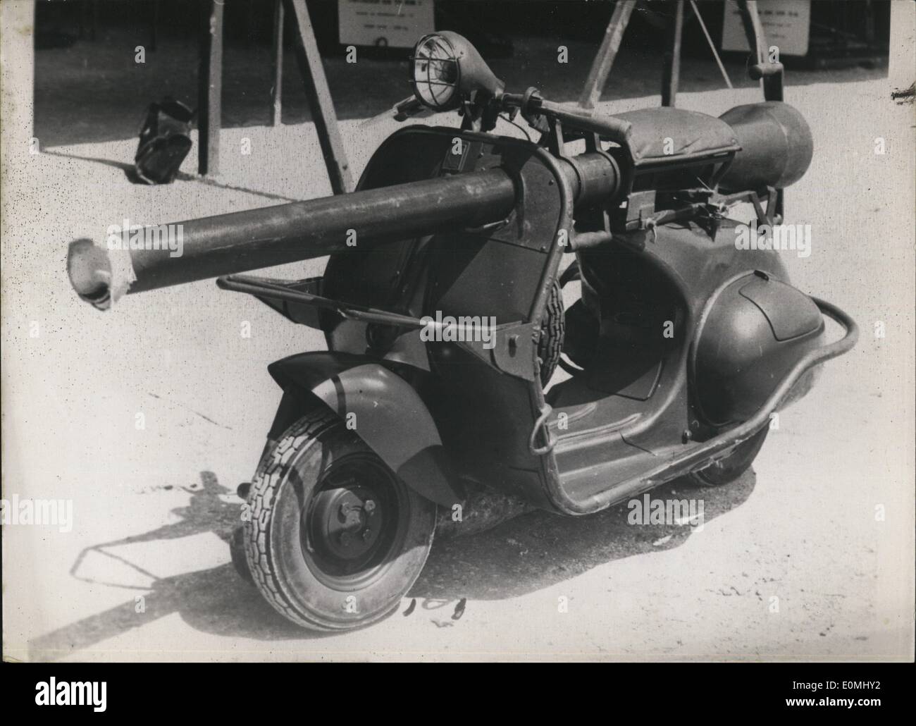 Giugno 06, 1955 - un ''Nuovo Look '' Pistola : un 75 Pistola francese montato su uno scooter è la più recente conseguimento dell esercito francese tecnici. La pistola mobile che può essere spostato da un luogo ad un altro in corrispondenza di una velocità media di 40 km/h. è seguita da uno o più scooter trasportare munizioni. Foto Stock