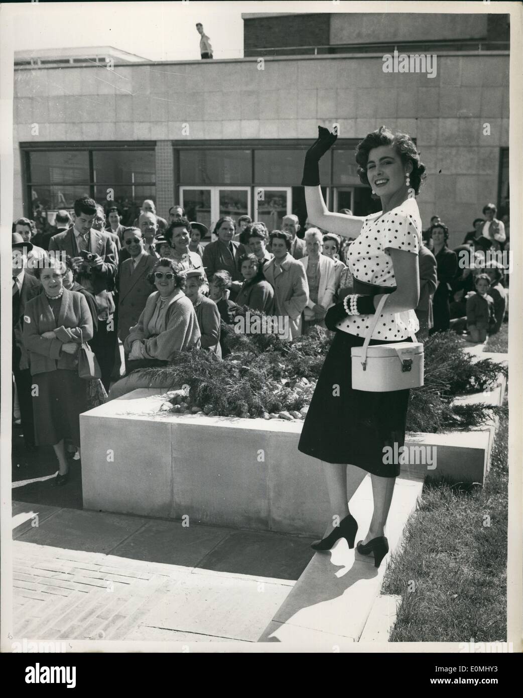 Giugno 06, 1955 - ''Miss Inghilterra'' Lascia per Helsinki: diciannovenne Miss Margaret Rowe che detiene il titolo di ''Miss Inghilterra'' - sinistra Aeroporto di Londra questo pomeriggio fro Helsinki - dove sta per prendere parte al concorso per ''Miss l'Europa". La foto mostra i visitatori a Aeroporto di Londra ha avuto un'anteprima di Miss Inghilterra - come lei ha preparato a bordo dell'aeromobile di questo pomeriggio. Foto Stock