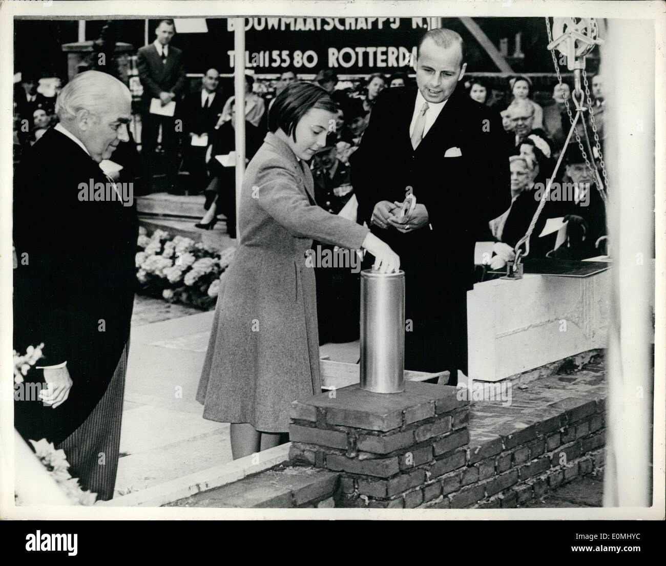 Giugno 06, 1955 - Princess Margret stabilisce pietra di fondazione : la foto mostra la principessa Margaret di Olanda, visto come essa pose la prima pietra del nuovo edificio dell'Ambasciata canadese a l'Aia. Cerca su Thomas è una pietra, l'ambasciatore canadese., e il sig. F. Browser, ingegnere dell'impresa edile. Foto Stock
