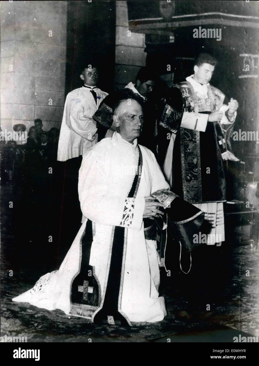 Giugno 06, 1955 - 73-anno-vecchio generale francese diventa sacerdote generale Jean Pierre Louis De Marguerite durante la cerimonia di ordinazione presso la cattedrale di perciguex, ieri. Generale De Marguerite era attivo durante la guerra come cutie di un gruppo di assistenti e aiutato a nascondere i piloti R.A.F..Louis ha preso parte alla liberazione di Parigi come comandante di un F.F.I.reggimento. Foto Stock