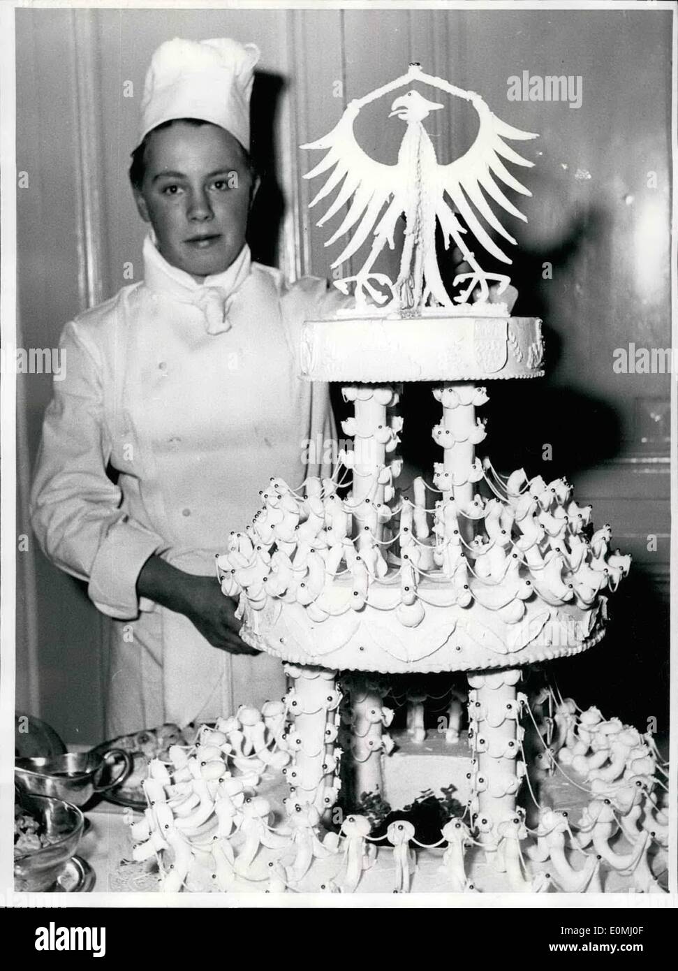 Giugno 06, 1955 - qui illustrato è una torta con il tedesco ''aquila federale'' ricoperto di glassa. La torta è di un metro di altezza ed è un regalo di compleanno dal Presidente federale prof. Heuss al Cancelliere federale Dr. Adenauer. Phil Bloom. Foto Stock