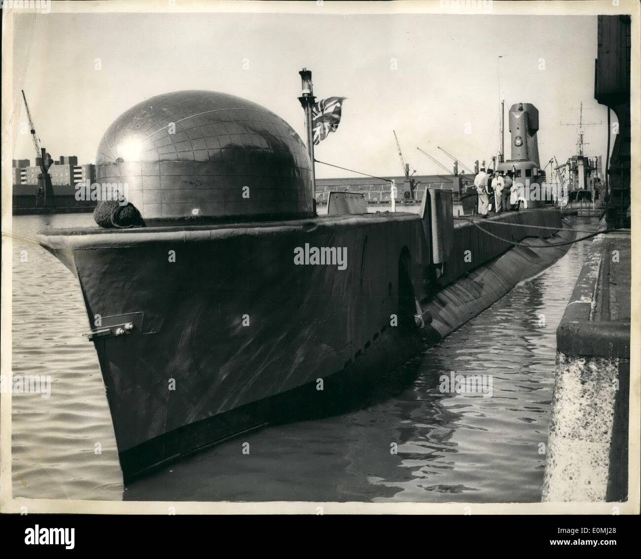 Giugno 06, 1955 - La R.N. Sommergibile Expermental arriva a Londra.. Insolita cupola sulla prua: H.M.S. Comandante Thermopulae da Lieut. Il comandante W.D. Scott R.N. ora è in visita a Londra ed è stato quello di essere visto all'East India Dock questo pomeriggio. Ella fu costruito a Chatham nel 1945 e è stato modernizzato e rimessa in servizio ... lei è stata allungata e stream-rivestite e viene utilizzata principalmente per scopi sperimentali.. Lei è stato equipaggiato con un strano cupola sulla prua... La foto mostra una vista della nave presso East India Dock questo pomeriggio - mostra la strana cupola in prua. Foto Stock