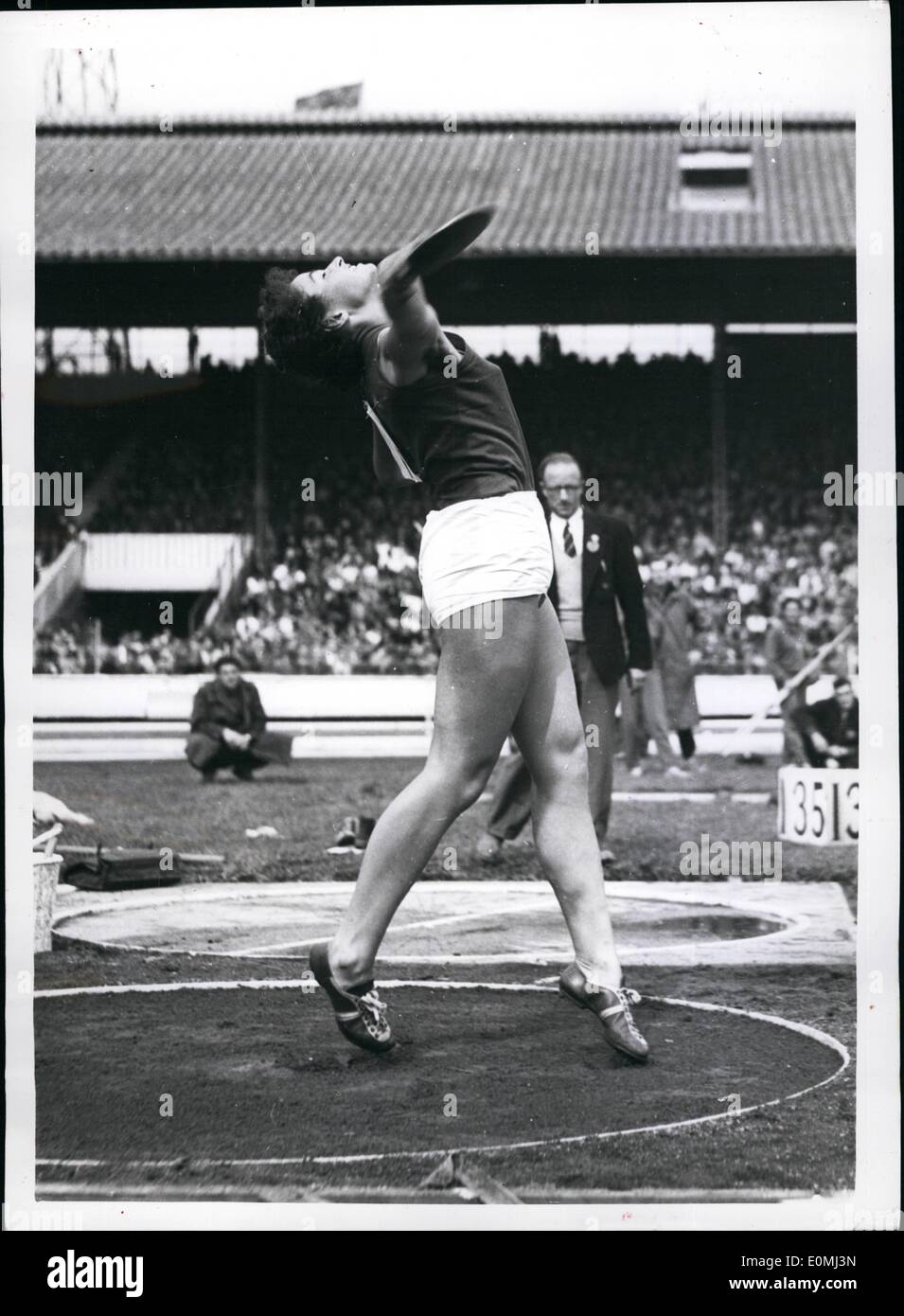 Agosto 08, 1955 - meeting internazionale di atletica leggera a Città Bianca, ragazza ceca imposta nuova British All-Comer discutere Record; Mostra fotografica; O Feetova Czeche della Slovacchia in azione durante l'evento Discus. Quando lei ha gettato 165 ft 4 1/2 ins. che è una nuova British tutti gli angoli record durante la Gran Bretagna = Czecho Slovacchia Athelitics riunione a Città Bianca questo pomeriggio. Foto Stock