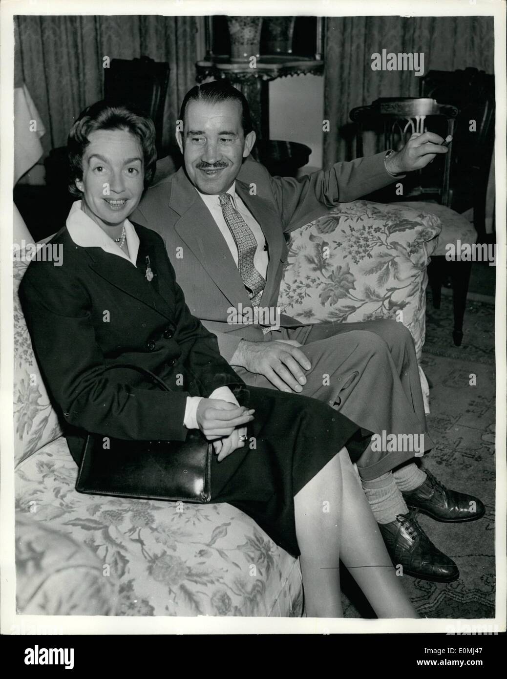 Agosto 08, 1955 - Luftwaffe Fighter Ace qui per Farnborough Air Show: Adolf Galland, Hitler Luftwaffe generale, Fighter Ace of World War II -- fotografato ieri a Londra con la moglie. Sono qui per il salone di Farnborough. Generale Galland, divenne un generale a 26 - egli è sa 43 - e sostiene di aver sparato giù 105 aerei alleati. Foto Stock