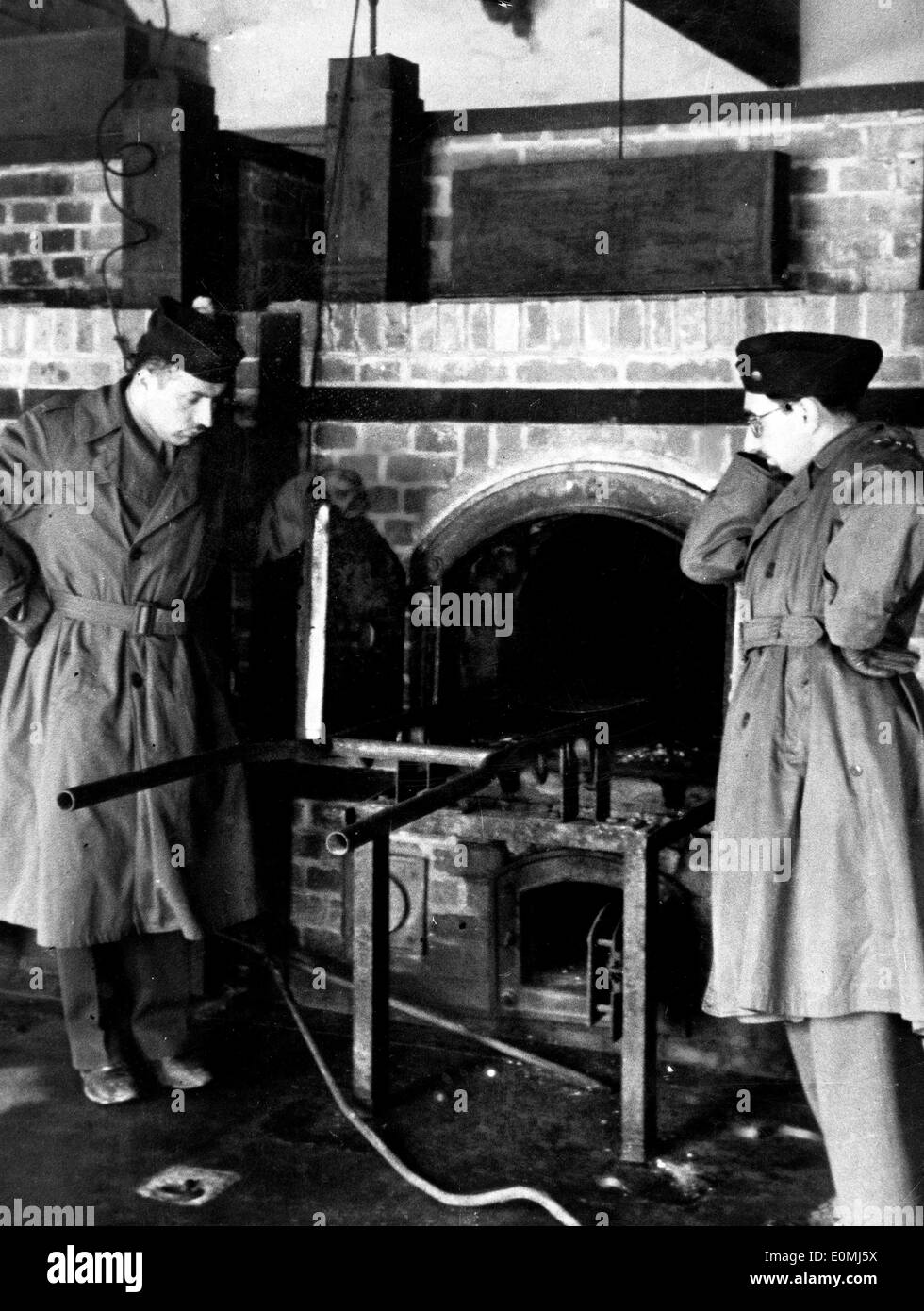 Gli americani nella parte anteriore della camera del gas al campo di concentramento di Dachau Foto Stock