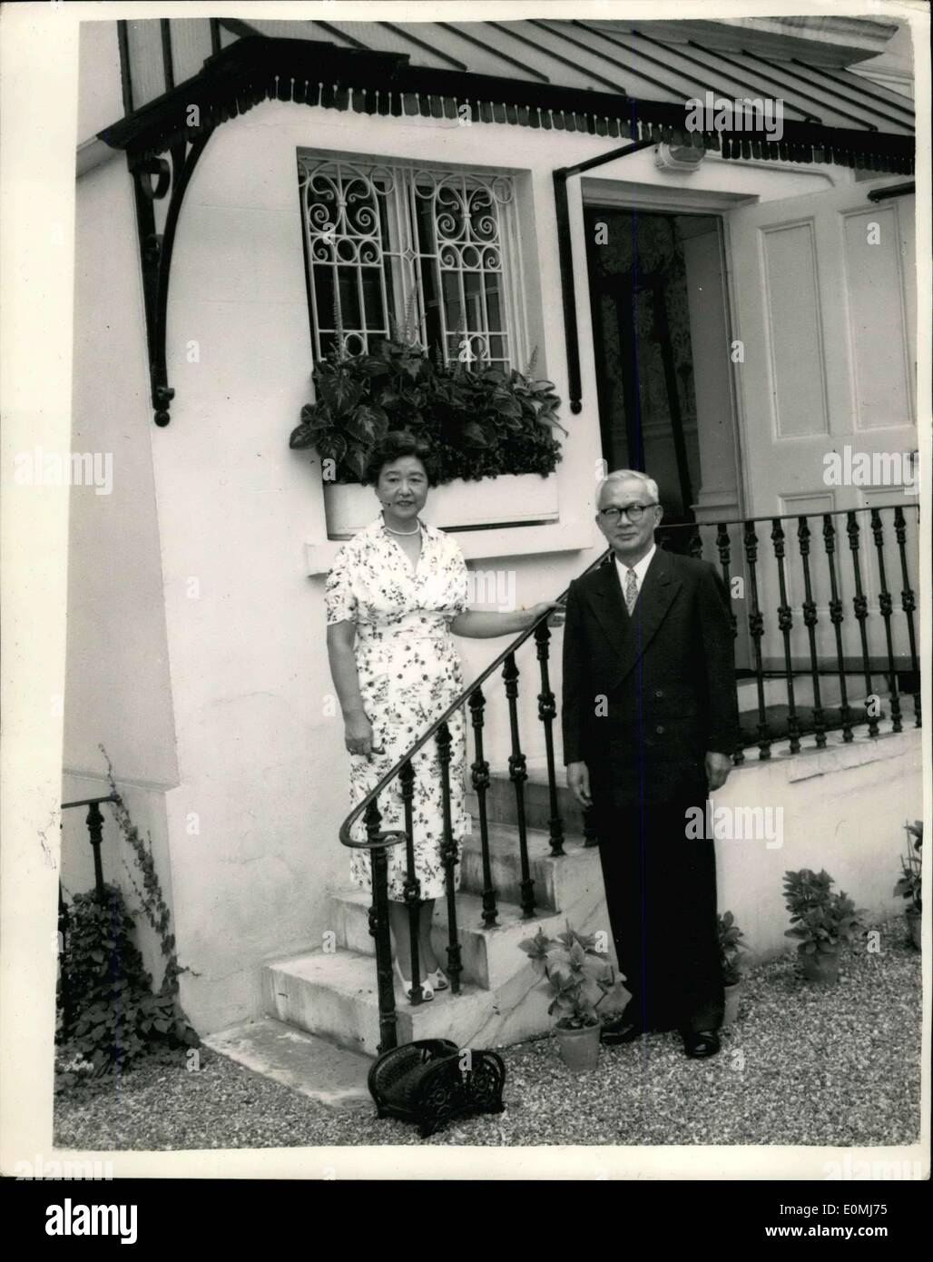 Agosto 23, 1955 - Nuovo ambasciatore giapponese e la moglie a Londra. Il sig. Haruhiko Nishi, nuovo ambasciatore giapponese a Londra che è stata trasferita da Canberra, era quello di essere visto con la moglie a Kensington Embassy questa mattina. La sig.ra Nishi solo arrivati qui Domenica sera. Keystone Foto Mostra: il sig. e la Sig.ra Nishi nell Ambasciata Giardini questa mattina. Foto Stock