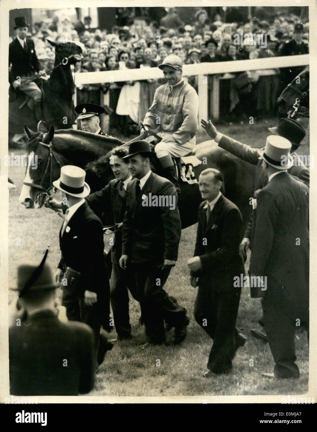 Giugno 06, 1955 - Gordon Richards vince il suo primo Derby, Regina del cavallo della seconda. Gordon Richards, il campione del fantino, oggi ha vinto il suo primo Derby, su Sir V. Sassoon la pinza . La regina del cavallo della aureola cavalcato da W.H. Carr, era secondo e Rosa Cavallo (Rae Johnstone) è terzo. Keystone Foto Mostra: Sir Victor Sassoon leader nel suo cavallo Pinza , Gordon Richards, fino dopo aver vinto il Derby di oggi. Keystone Foto Stock