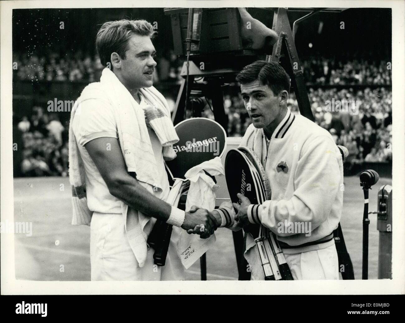 Giugno 06, 1955 - Torneo di tennis a Wimbledon. Rosewall battuto in semi-finale: K.R. Rosewall dell Australia, è stato picchiato in uomini singoli semi-finale a Wimbledon oggi dalla sospensione seminata K. Nielsen, della Danimarca. La foto mostra il K. Nielsen (sinistra) e K.R. Rosewall, scuotendo le mani dopo la loro partita a Wimbledon oggi, che Nielsen ha vinto. Foto Stock