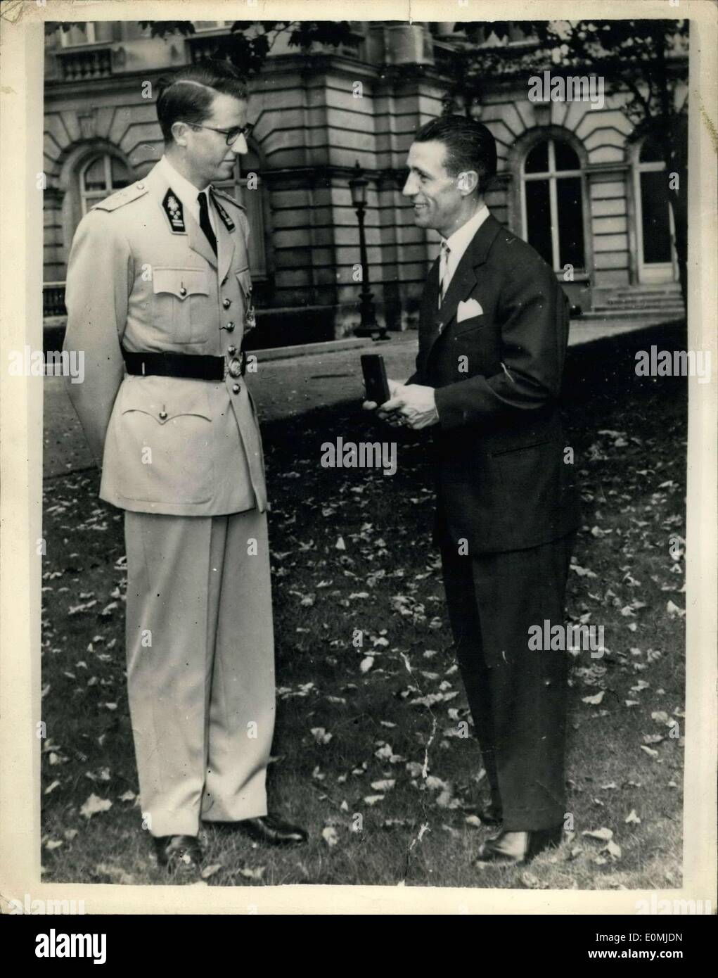 Sett. 01, 1955 - campione ciclista belga riceve la medaglia da King Baudoin.: Stan Ockers, ciclista belga e recente vincitore del professionista di ciclismo su strada del campionato del mondo a Frascati, Italia è stato ricevuto presso il Palazzo Reale di Bruxelles e presentato con una medaglia da King Baudouin. La foto mostra nei giardini del Palazzo Reale di Bruxelles, King Baudouin chat con Stan Ockers visto tenendo la sua medaglia dopo la presentazione. Foto Stock