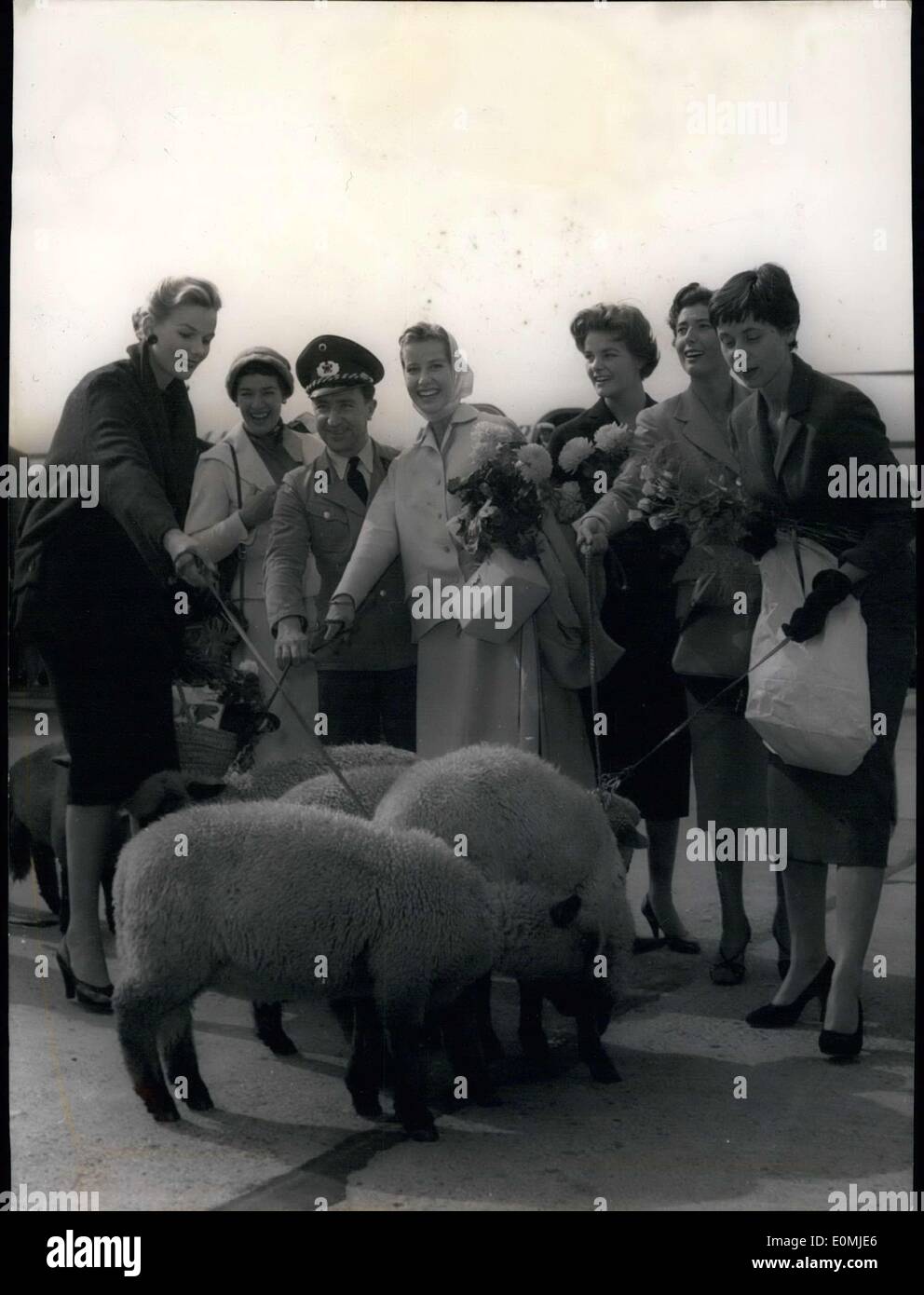 Sett. 08, 1955 - Questi dodici modelli da dodici diversi paesi sono stati accolti all'aeroporto di Duesseldorf su settembre 8, 1955 da Foto Stock