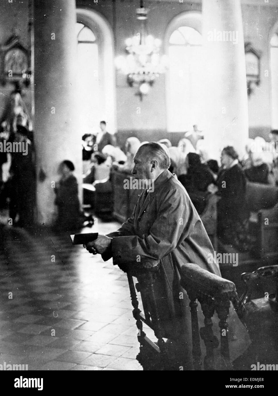 Konrad Adenauer va a pregare durante la visita a Mosca Foto Stock