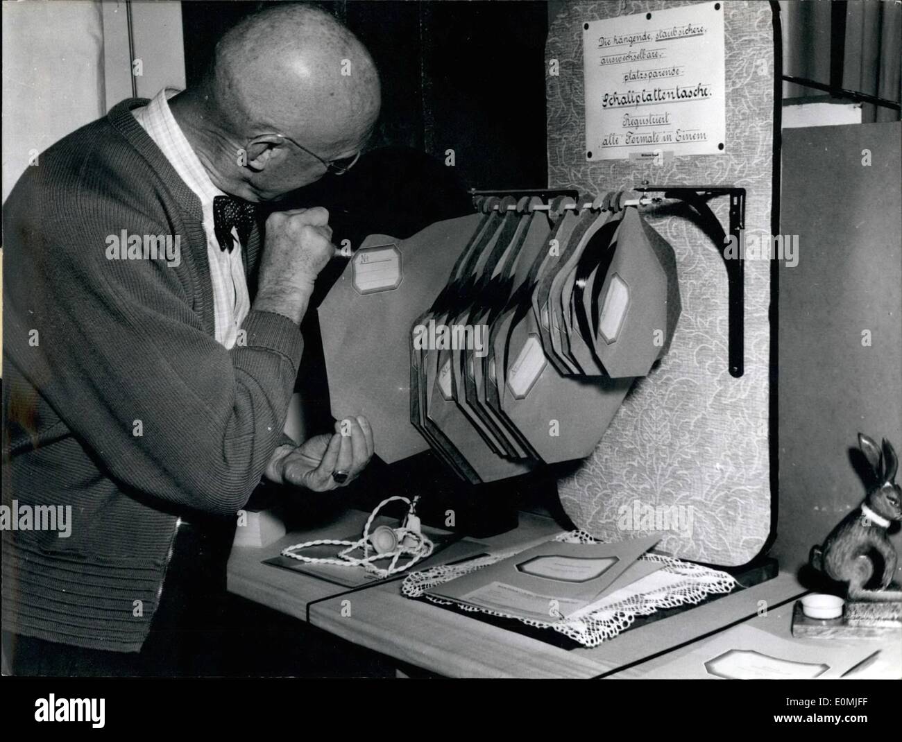 Sett. 09, 1955 - tedesco invenzione fiera a Norimberga: un cosiddetto ''disc-box'' le mappe appese le registrazioni di tutti si inceppa. Inventore: Wilh. Gluck, Nuremberg-Zabo Chamersty 14. Foto Stock