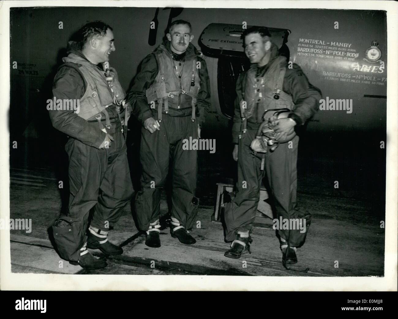 Giugno 06, 1955 - Trans-Atlantic Record-Breaking Canberra arriva a West Malling. L'equipaggio della R.A.F. Flying College Canberra Foto Stock