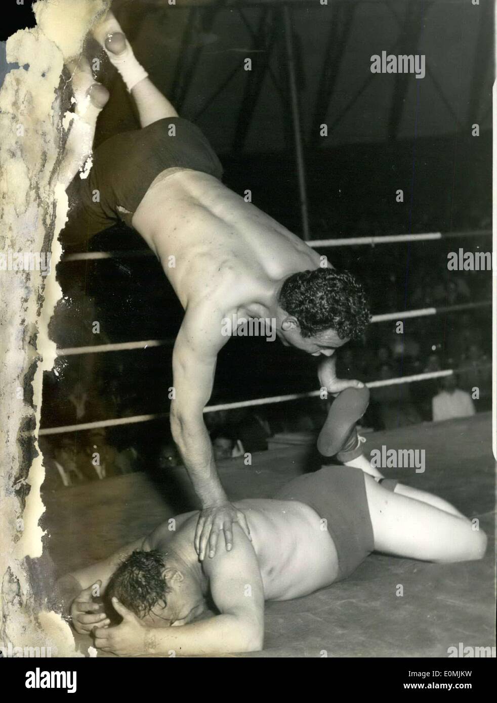 Giugno 11, 1955 - Medico di Philosophics agisce come catcher. Stella di catch-come-catch-può-torneo tenutasi di recente a Francoforte è il medico del Primo philosophics Vitos di Tanger. Egli lavora da brain contro i grandi muscoli del suo opposers e sempre li batte con sconosciuti, trucchi sorprendenti. Medico Vitos poco fa si è laureato presso l'Università La Sorbonne di Parigi. Egli sostiene la cattura di essere il suo hobby e pagato i suoi studi con il denaro che ha realizzato in questo modo. La nostra mostra fotografica di lui (sopra) in una delicata scena con '' I.K. il killer" Foto Stock