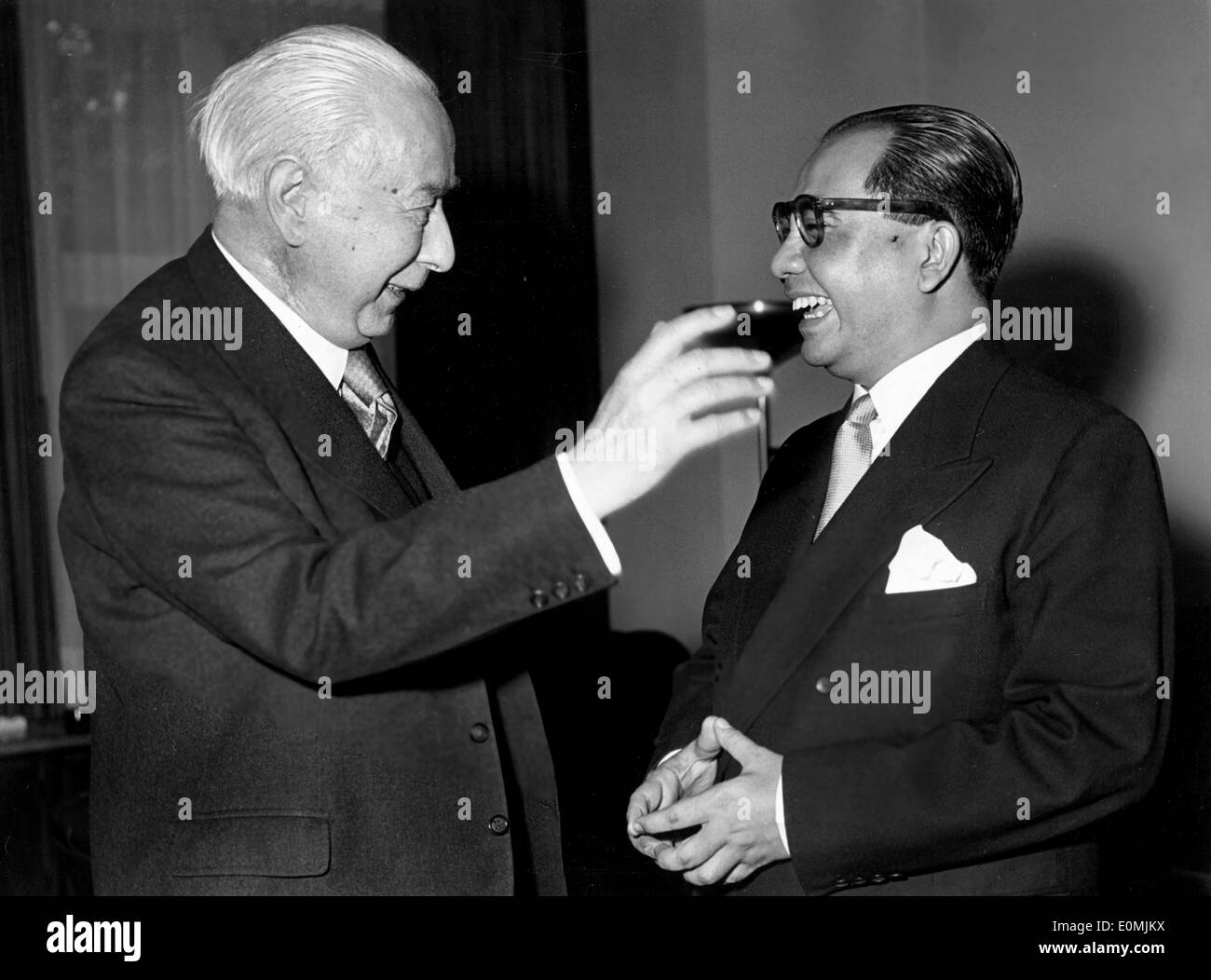 Theodor Heuss chiacchierando con il Ministro degli Esteri Ade Anak Foto Stock