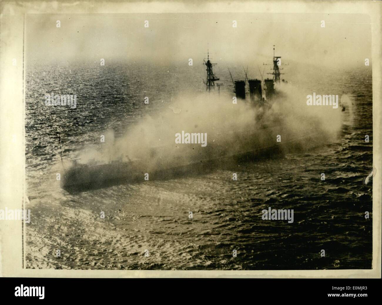 Sett. 09, 1955 - ufficiale britannico fotografia (Admiralty) rilasciato dall ufficio centrale di informazione. Crown Copyright reserved .Navy sentieri cruiser ritorna alla Gran Bretagna. Anti guerra atomica prove sono state effettuate fuori di Malta da parte della British sentieri cruiser Cumberland, che arriva a Davenport oggi ( Sett, 28th). Mostra fotografica di spruzzi di acqua montato attorno alla nave lavare a fondo i ponti e le sovrastrutture, un metodo di protezione che potrebbero essere utilizzati in guerra per mantenere le navi prive di particelle radioattive Foto Stock