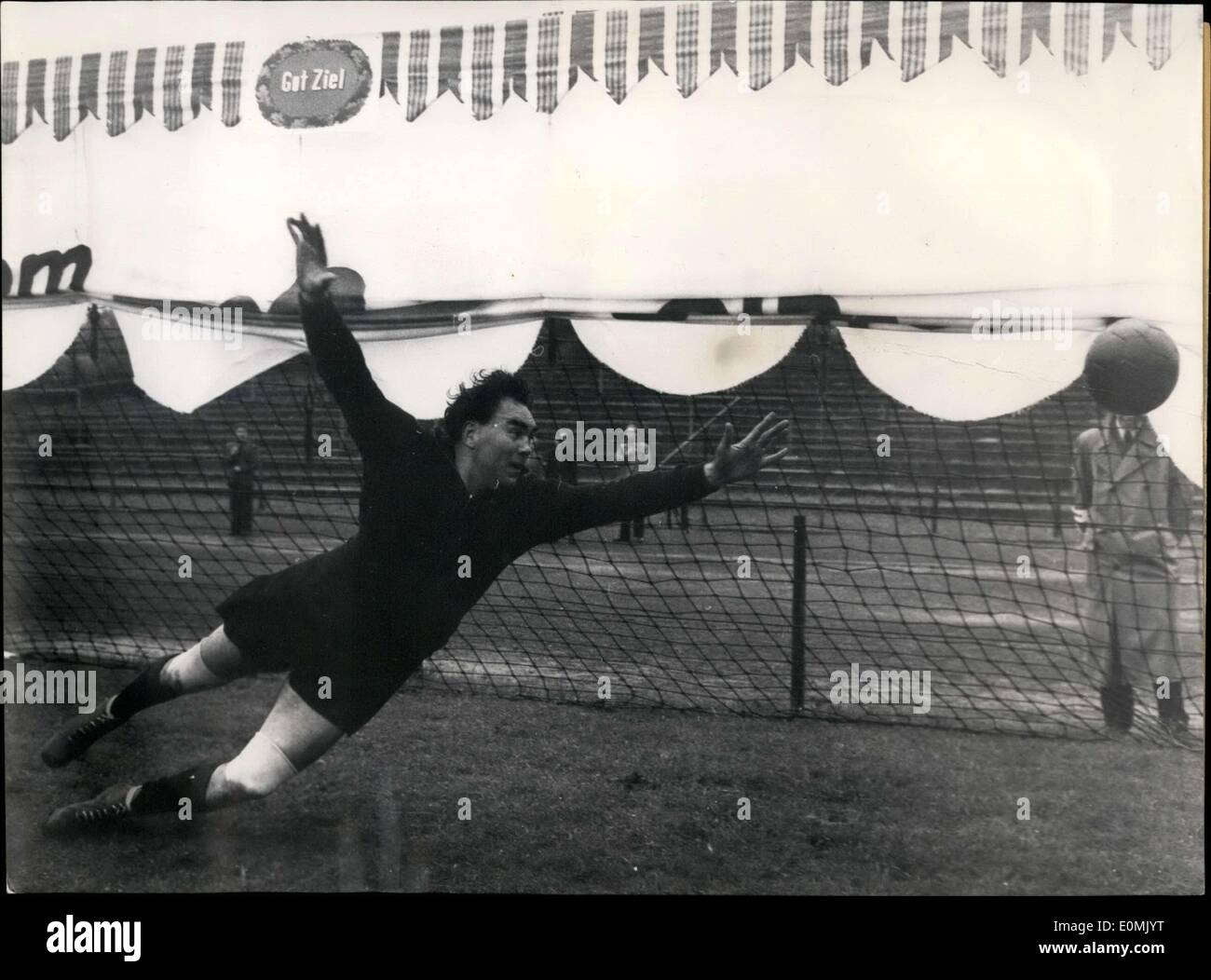 Giugno 25, 1955 - Max Schmeling sorgeva tra i pali quando famosi sportivi di tutti i tipi, salì contro gli artisti da film, radio e lo stadio in un gioco di calcio in Amburgo. Gli sportivi hanno vinto - 6:3. Tutti i profitti sono andati a un'organizzazione dedicata a promuovere le attività di ricerca verso la lotta contro la poliomielite. Foto Stock