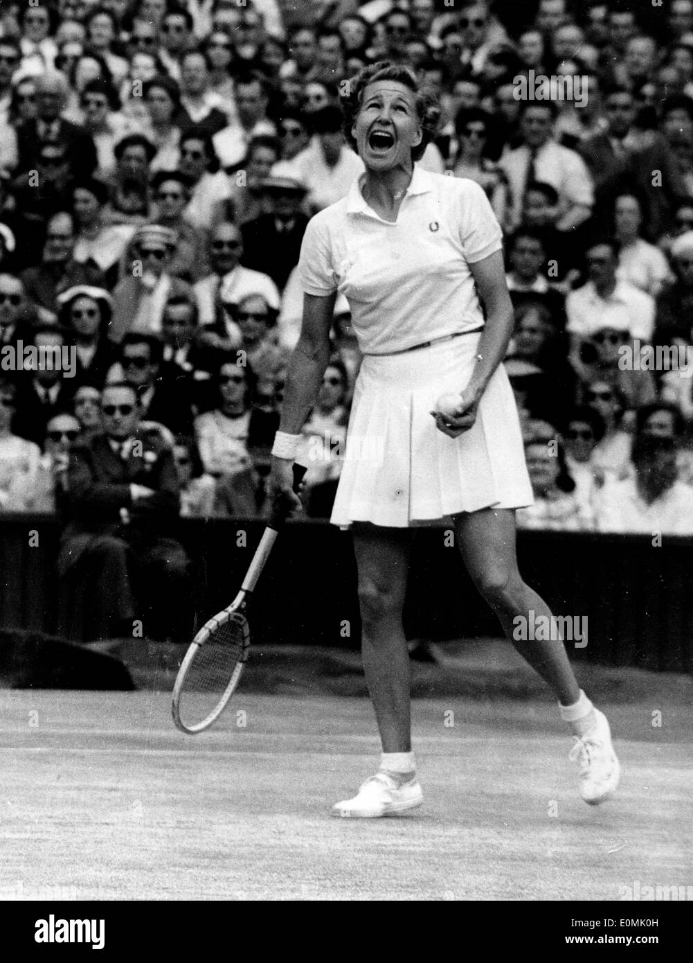 Tennis Champ Louise Brough durante una partita a Wimbledon Foto Stock