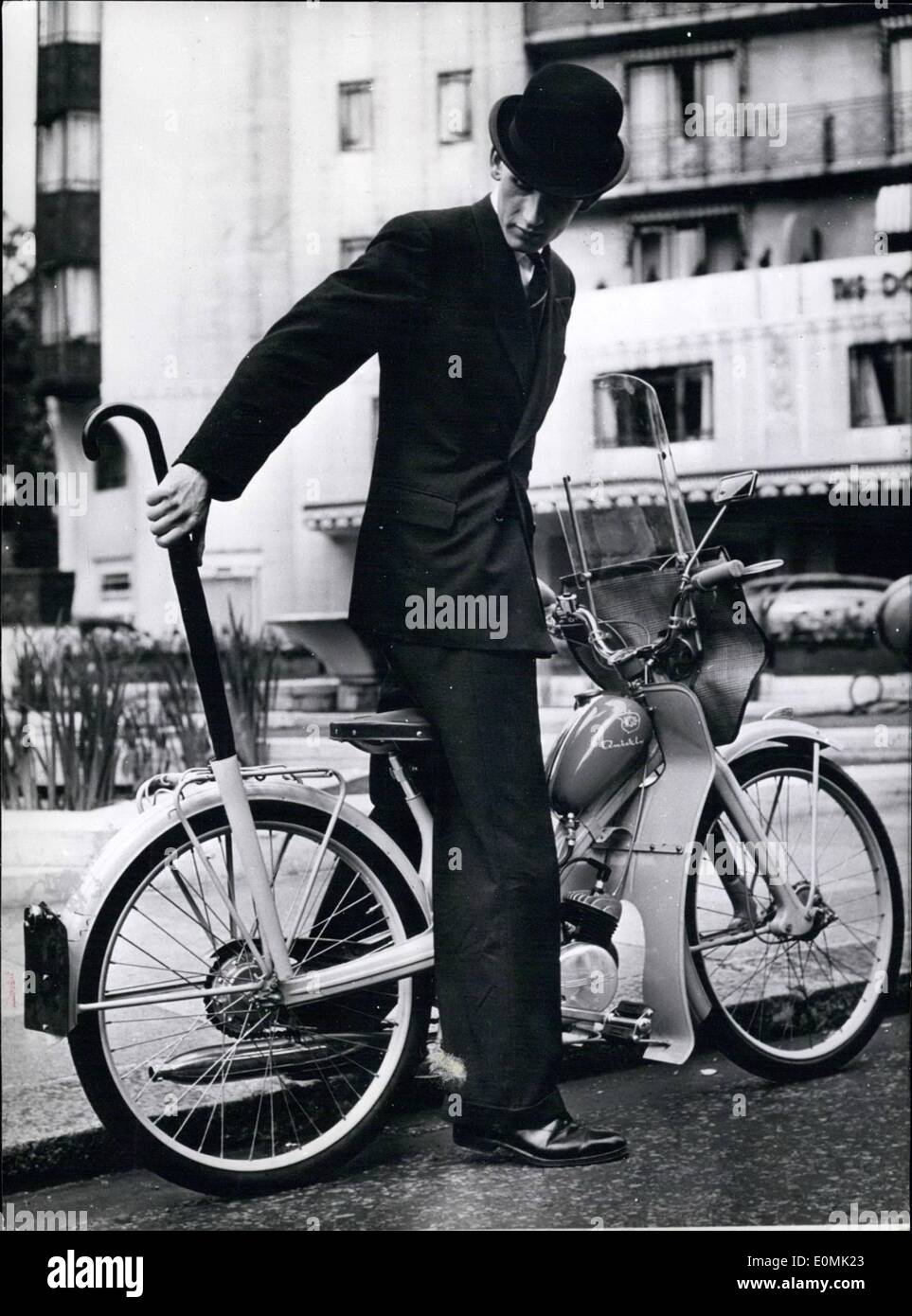Lug. 07, 1955 - un tubo per l'ombrello... ... È stato inventato da un inglese un ciclista a motore. Z Foto Stock