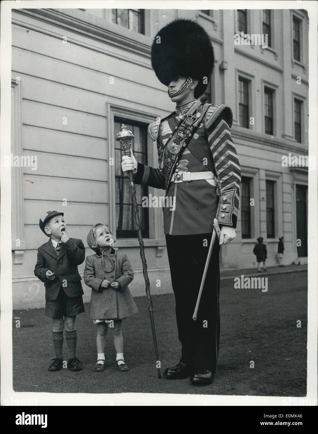 Sett. 20, 1955 - Regimental Band e tubi di guardie scozzesi provate per il Tour di U.S.A. E il Canada: la banda del Reggimento e ammassato canalizzazioni del le guardie scozzesi - dovevano essere visto a Wellington Barracks questa mattina - Le prove per il loro tour degli Stati Uniti e del Canada. Essi lasciano presto il mese prossimo per il tour, che avrà la durata di due mesi. La foto mostra 5 anni di David Hughes, e i suoi 3 anni di suor Ann, il cui padre è in le guardie scozzesi - guardare fino al grande tamburo A. Luna - oggi nel corso del pieno prove abito a Wellington caserma. Foto Stock