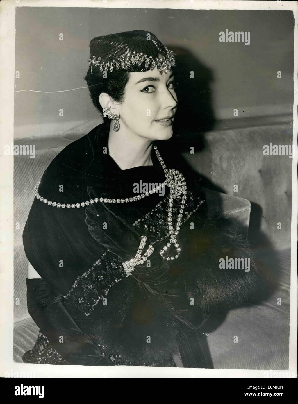 Lug. 07, 1955 - La Regina sarta progetta gioielli..Blue Hat - Bugle perle e diamanti di caduta: Norman Hartwell la regina Foto Stock