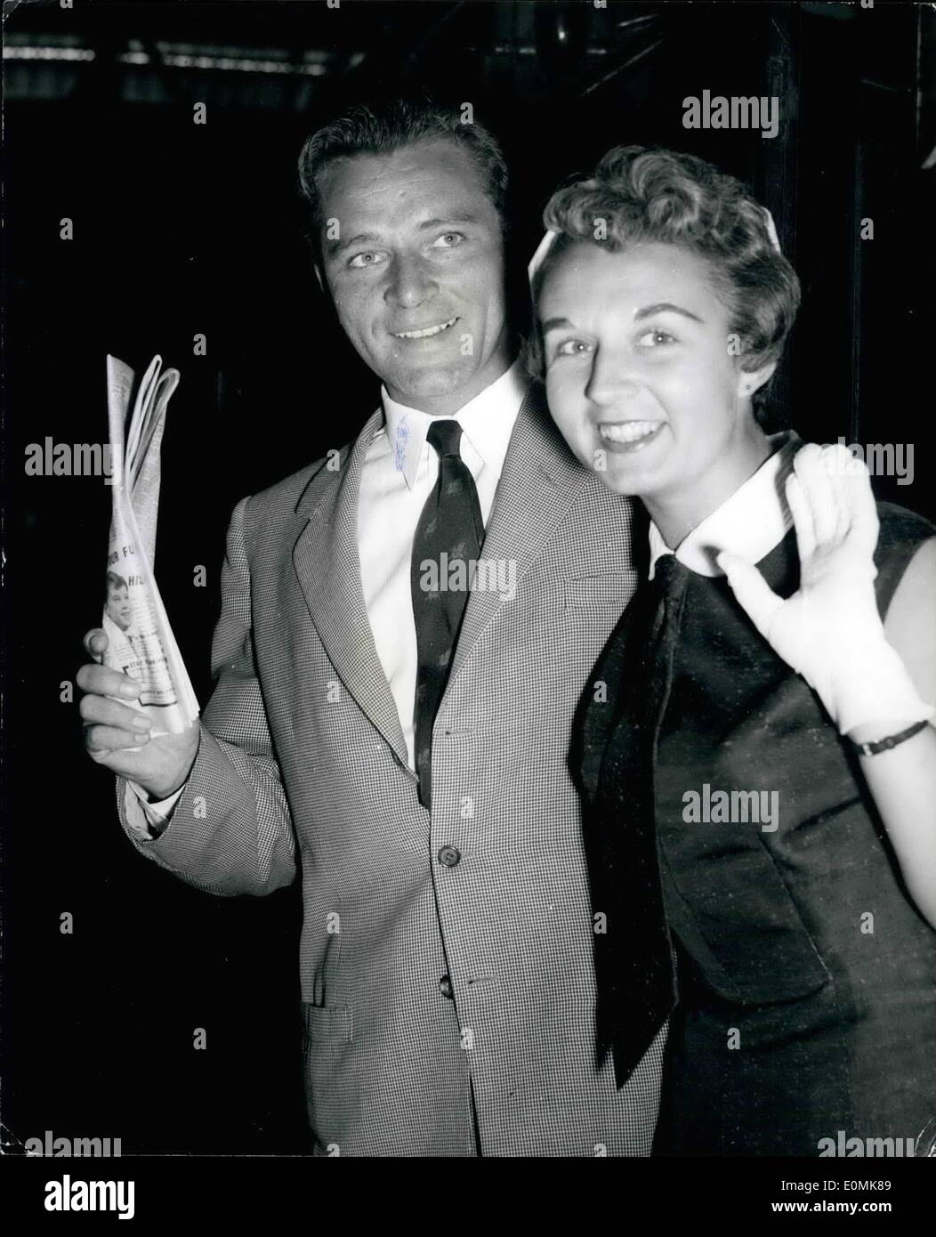 Lug. 07, 1955 - Richard Burton e la moglie di andare agli Stati membri.. Queen Mary barca Treno: Keystone Mostra fotografica di:- Stadio e attore di cinema Richard Burton e di sua moglie Sibilla - visto quando hanno lasciato la stazione di Waterloo questa mattina sulla S.S. Queen Mary treno in barca per gli Stati Uniti. Foto Stock