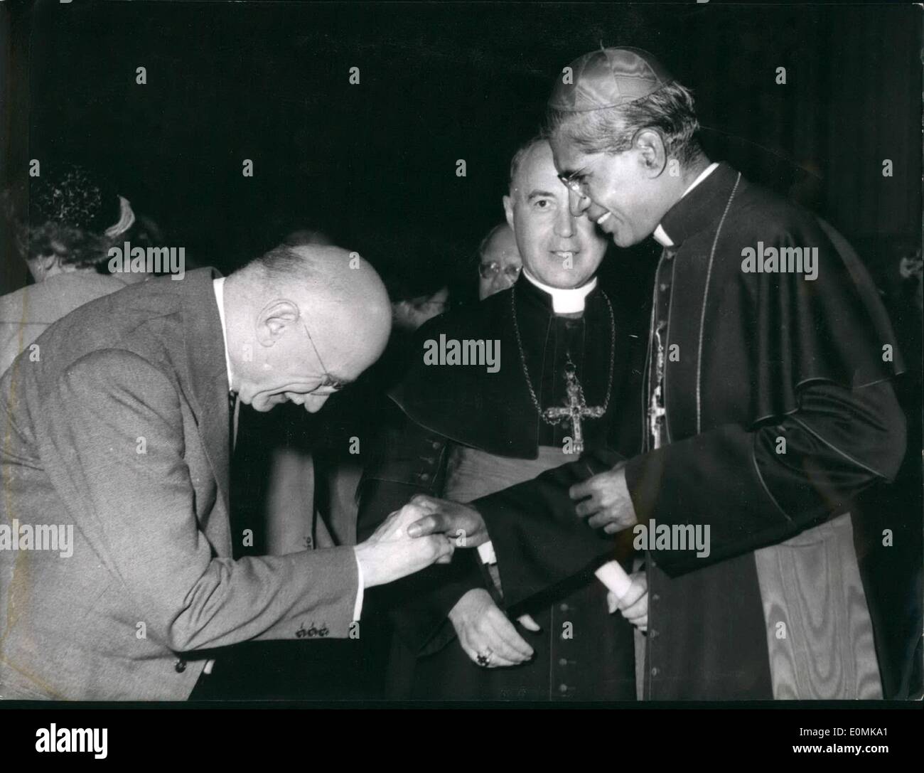 07 lug. 1955 - Festival di Sant'Ulrico ad Augusta (Germania): Il Festival di Sant'Ulrico è terminato oggi. Una grande dimostrazione di cattolici da tutto il mondo ttok Place questo pomeriggio. La foto mostra M. Robert Schuman che stringe la mano all'Arcivescovo di Bombay. Sr. Enenz-Valerio Cardinale Cracias, durante l'incontro di oggi. Foto Stock