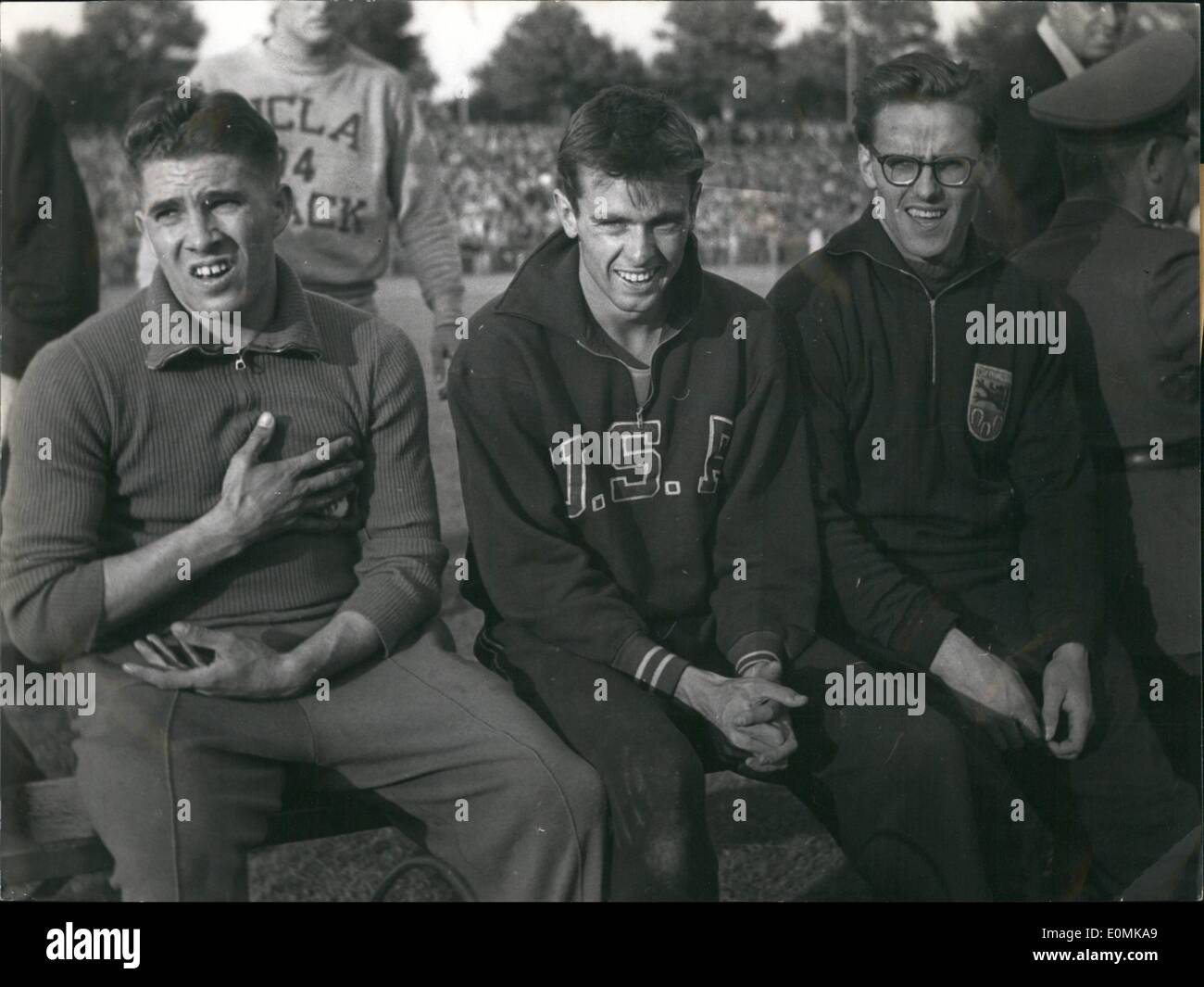 Lug. 07, 1955 - Nella foto sono Heinz Fuetter(a sinistra), Jim Lea(centro) e Leonhard Pohl(a destra). Heinz Fuetter è stato il vincitore di una pista e sul campo la concorrenza guida in Rheinstadium a Duesseldorf. Jim Lea era secondo. Leonhard Pohl è stato terzo. Ambasciatore canadese Leo Cadieux un Foto Stock