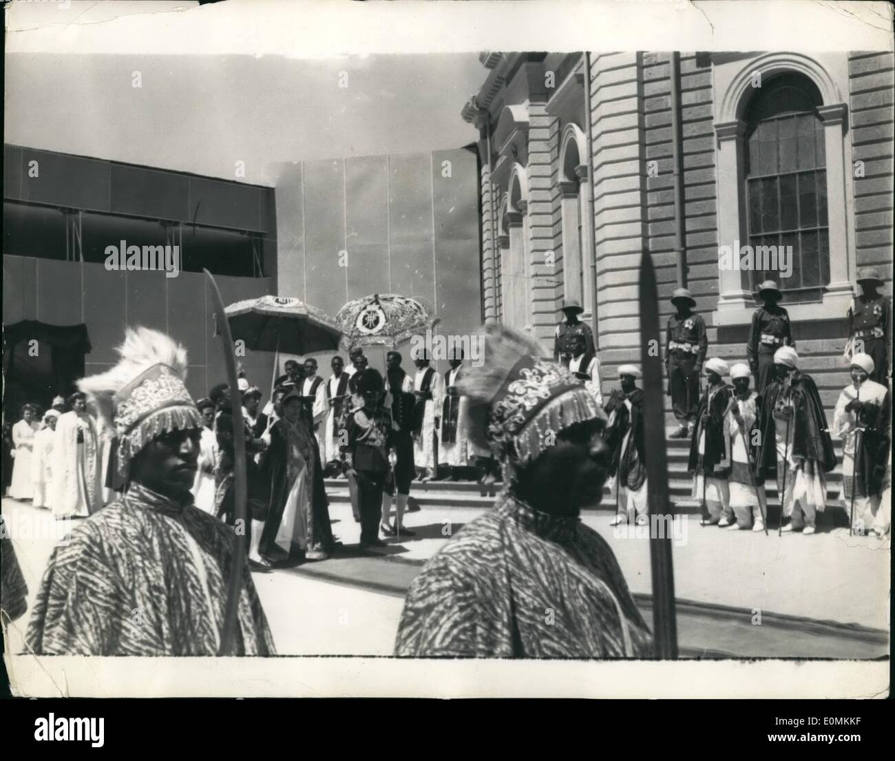 Nov. 11, 1955 - L'imperatore Haile Selassie celebra il suo anniversario dell incoronazione di Addis Abeba: l'imperatore Haile Selassie di Ethopia ha celebrato il 25th. anniversario della sua incoronazione la scorsa settimana - con una cerimonia che si terrà a San Giorgio la cattedrale e uno stato in processione per le strade della capitale. Lo stato carrello è stato scortato da una guardia del corpo del piede che indossa rosso e grigio uniformi - e lion mane copricapo. Mostra fotografica di ombrelloni sono stati chiamati per come l'imperatore e l'Imperatrice a piedi in processione durante le celebrazioni ad Addis Abeba. Foto Stock