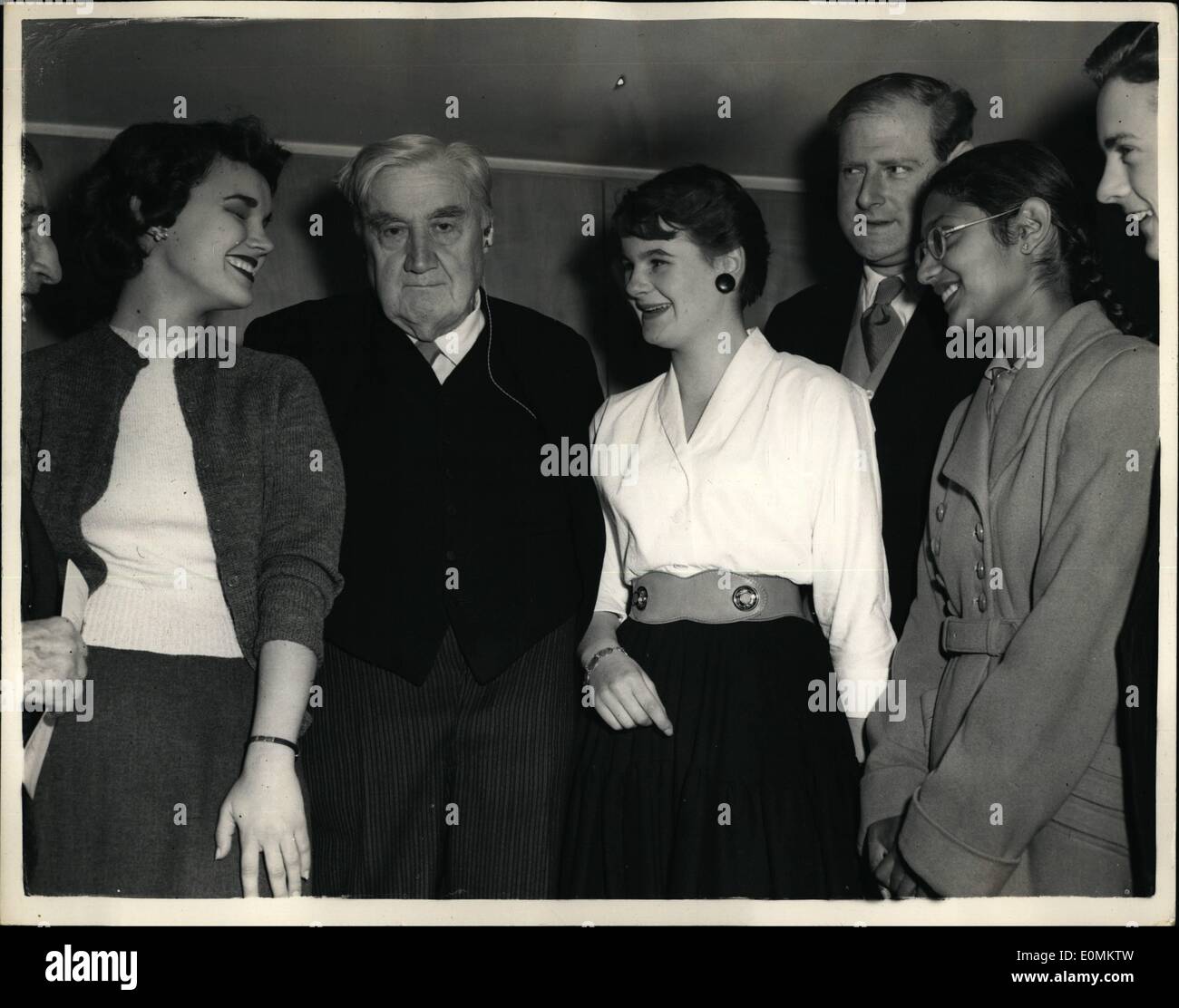 Ottobre 10, 1955 - Vaughan Williams conduce la London Symphony Orchestra a Robert Mayer concerto giovanile al Festival Hall; Dr. Ralph Vaughan Williams questa mattina ha condotto la London Symphony Orchestra nella sua propria fantasia su un tema di Thomas Tallis al primo del Robert Mayer Gioventù concerti presso la Royal Festival Hall. La foto mostra il visto al Festival Hall questa mattina - Gillian Webb (16) di Sydenham; (16) di Caylon - e Colin Reeves (16) di Guildford con Vaughan Williams e Norman del Mar prima del concerto di questa mattina. Foto Stock