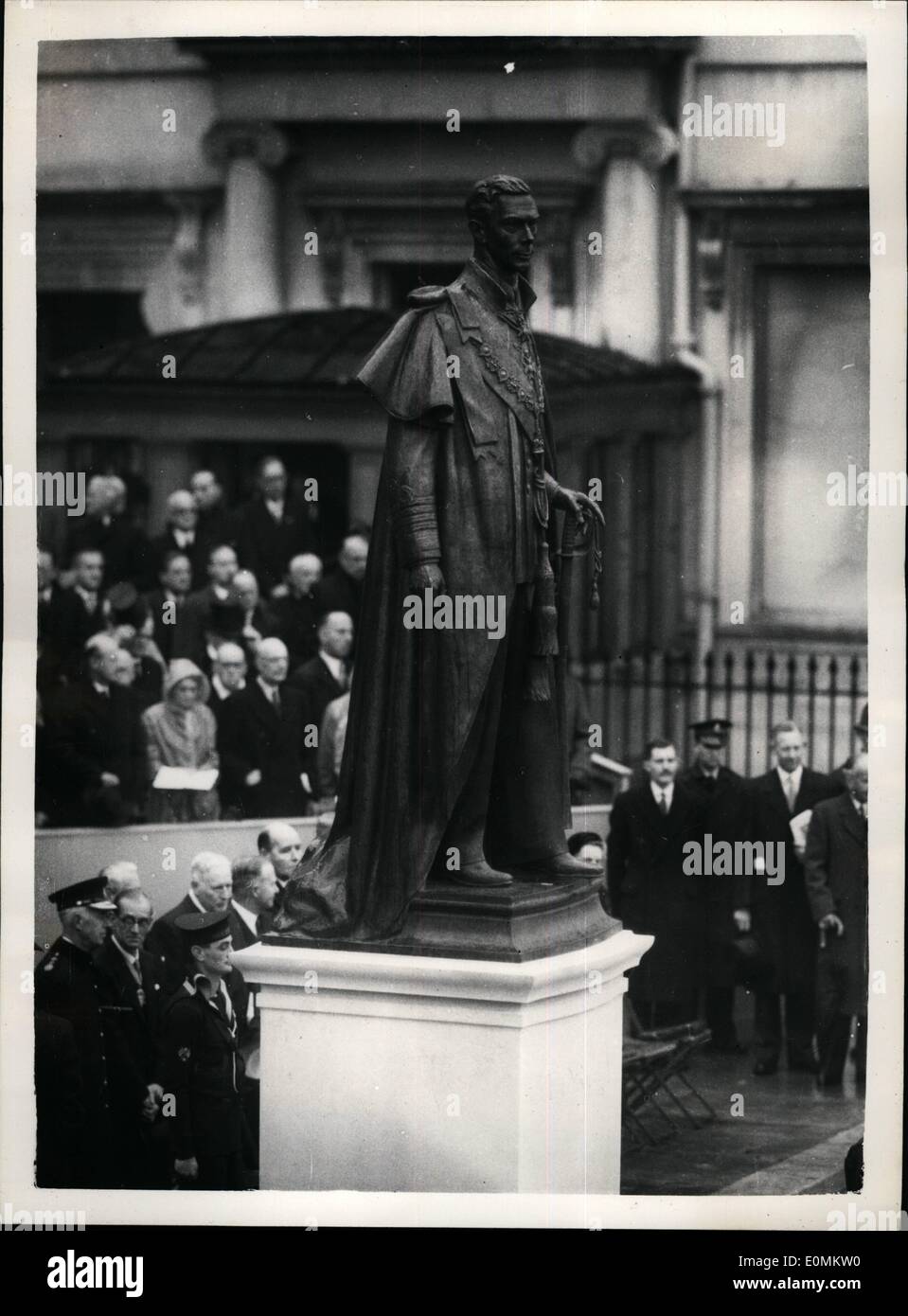 10 ottobre 1955 - la Regina un~Eils memoriale a suo padre. Folle che si depositano davanti alla statua del re Giorgio VI: H.M. la Regina questa mattina - alla presenza di altri membri della Famiglia reale - ha svelato la statua al padre re Giorgio VI - nei Giardini Carlton. Foto spettacoli Vista del memoriale - dopo la cerimonia di apertura a Carlton Gardens questa mattina. Foto Stock