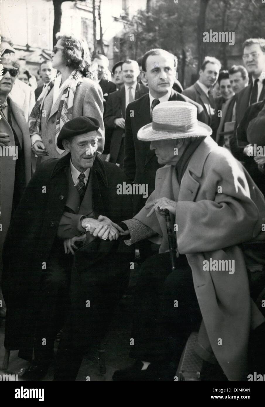 Ottobre 10, 1955 - Utrillo svolge un ruolo In Sacha Guitry del film: il famoso pittore di Montmartre Maurice Utrillo scuote le mani con Scha Guitry, attore e drammaturgo, a Montmartre e dintorni dove una sequenza di Guitry del film su Parigi (Si Paris Nous Etait Conte). Utrillo   impersona auto nel film. Foto Stock