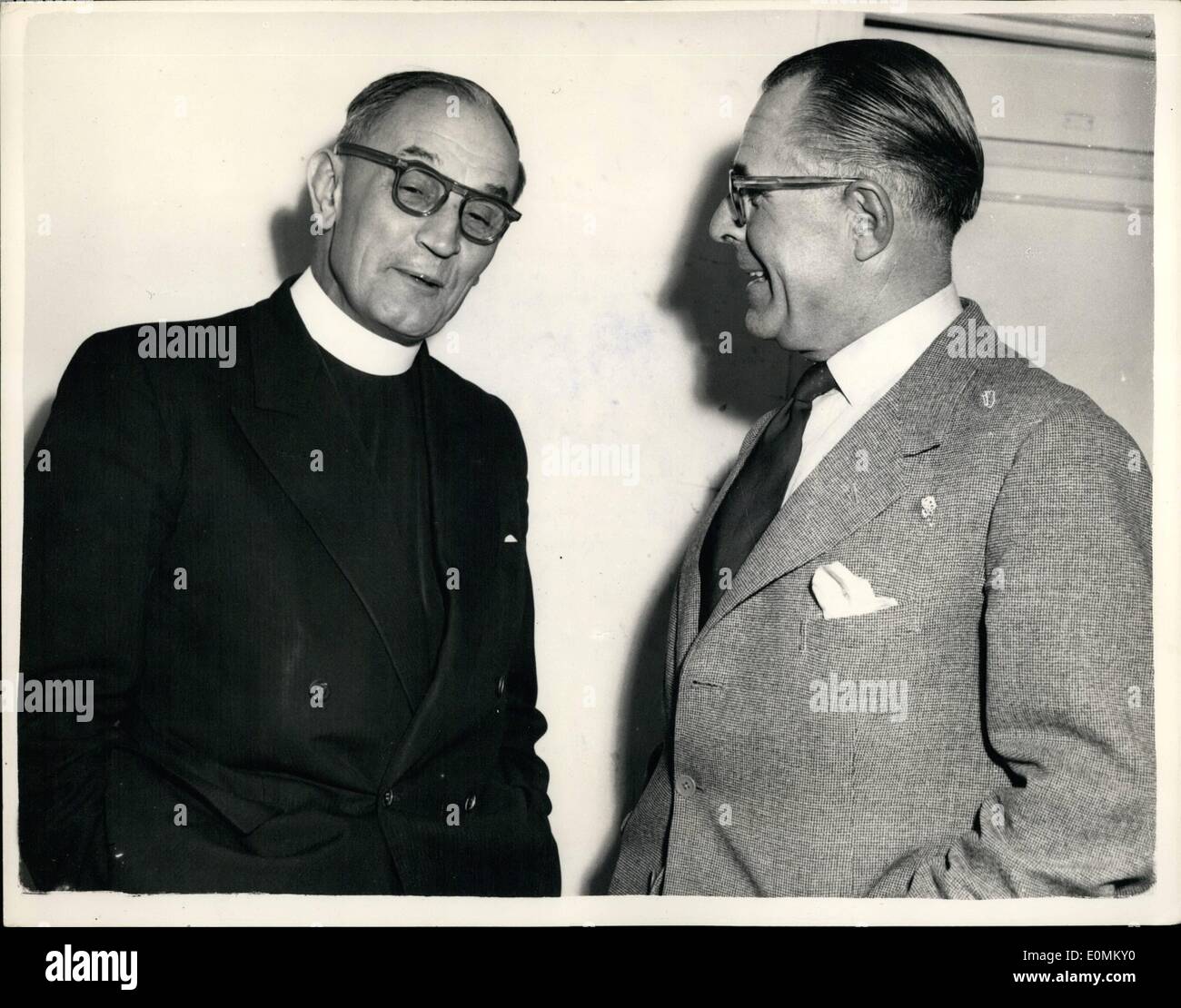 Ottobre 10, 1955 - Pastore Niemoiler assiste la pace del lavoro Fellowship meeting a Margate: Rev. Dr. Donald Soper. sulla destra - e il pastore Martin Niemoller, di Germania visto a una pace del lavoro Fellowship meeting tenutosi la scorsa notte a Margate teatro Lido. Foto Stock