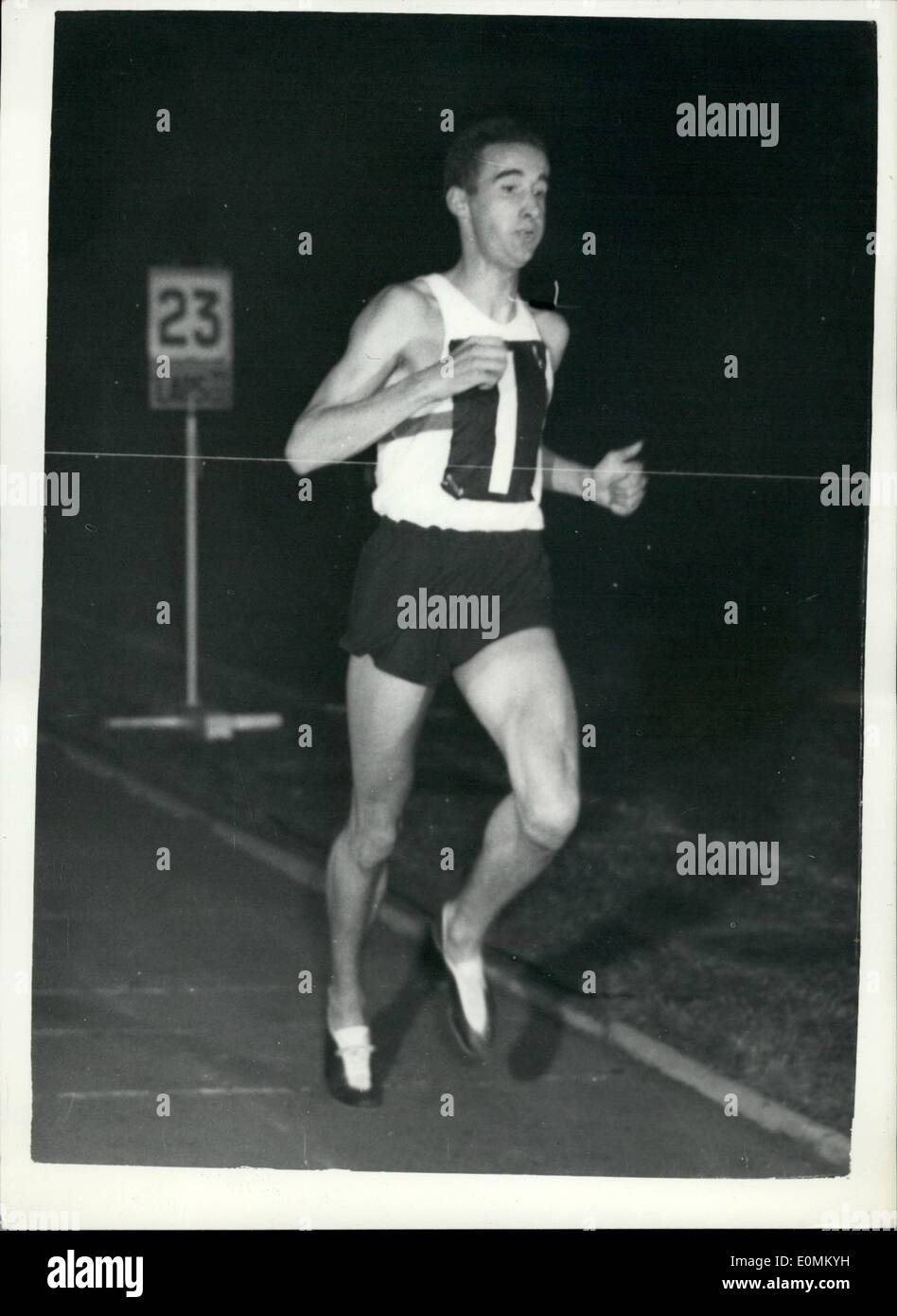 Ottobre 10, 1955 - 12-10-55 di Londra. Praga Meeting di atletica a Città Bianca. Gordon Pirie batte Emil Zatopek in 10.000 metri. Gordon Pirie ha vinto 10.000 metri evento in London-Prague Meeting di atletica a Città Bianca questa sera battendo il connazionale Ken Norris con Emil Zatopek, detentore del record mondiale in questo luogo. Keystone foto mostra: Gordon Pirie finisce la 10.000 metri evento, un facile vincitore presso la Città Bianca questa sera. Foto Stock