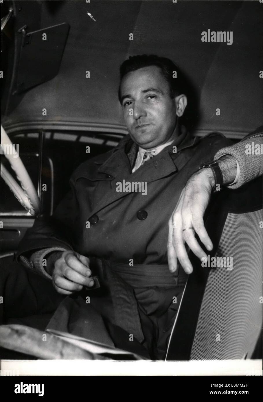 Nov. 11, 1955 - Sciopero della fame di fronte al Parlamento europeo: M. Raymond Pierre, un ex resistente è in sciopero della fame di fronte al parlamento francese come una manifestazione di protesta contro il ritardo nel riconoscimento di taluni diritti dei funzionari, che erano nella resistenza durante l'occupazione tedesca. Il riscontro inusuale nella sua auto di fronte al parlamento francese House. Foto Stock