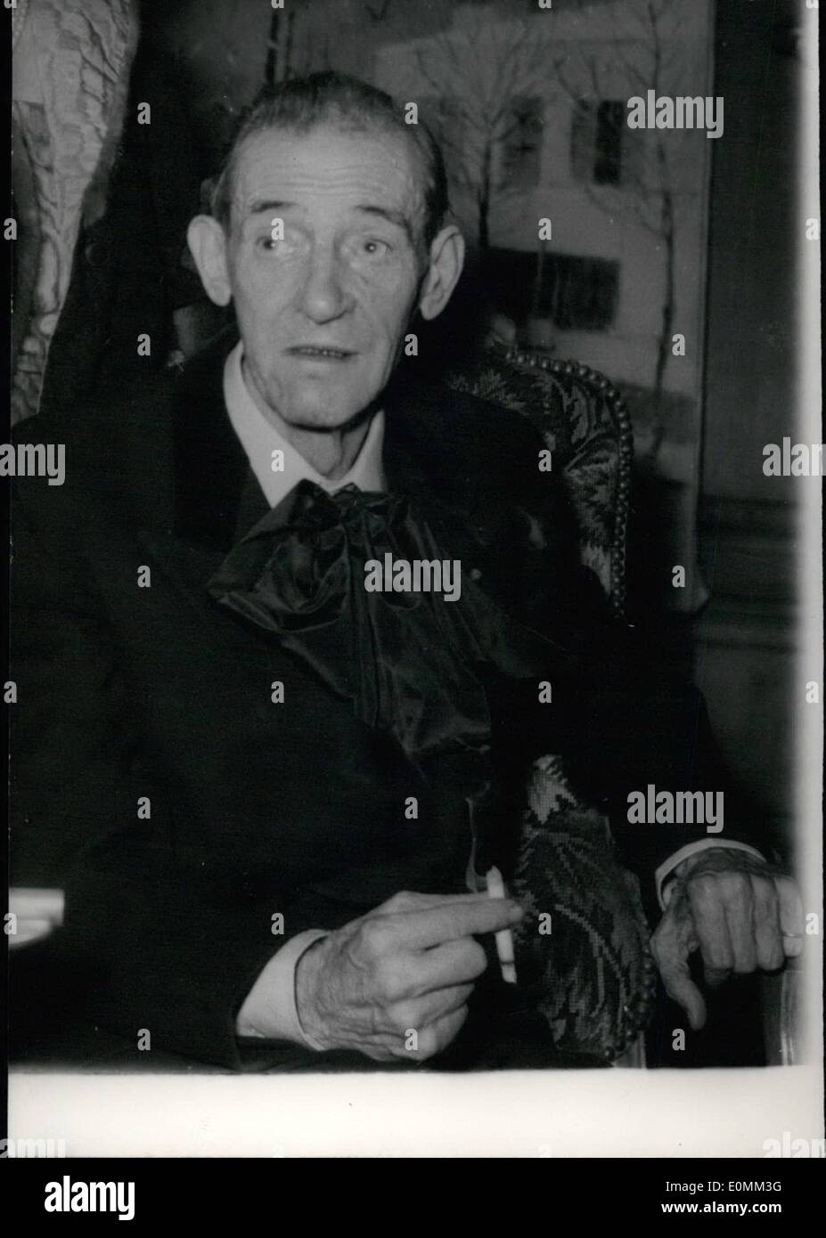 Nov. 11, 1955 - Maurice Utrillo muore di età compresa tra 73: Maurice Utrillo raffigurato all'Paris City Hall dove è stato insignito della medaglia d'Oro della Città di Parigi di recente. Foto Stock