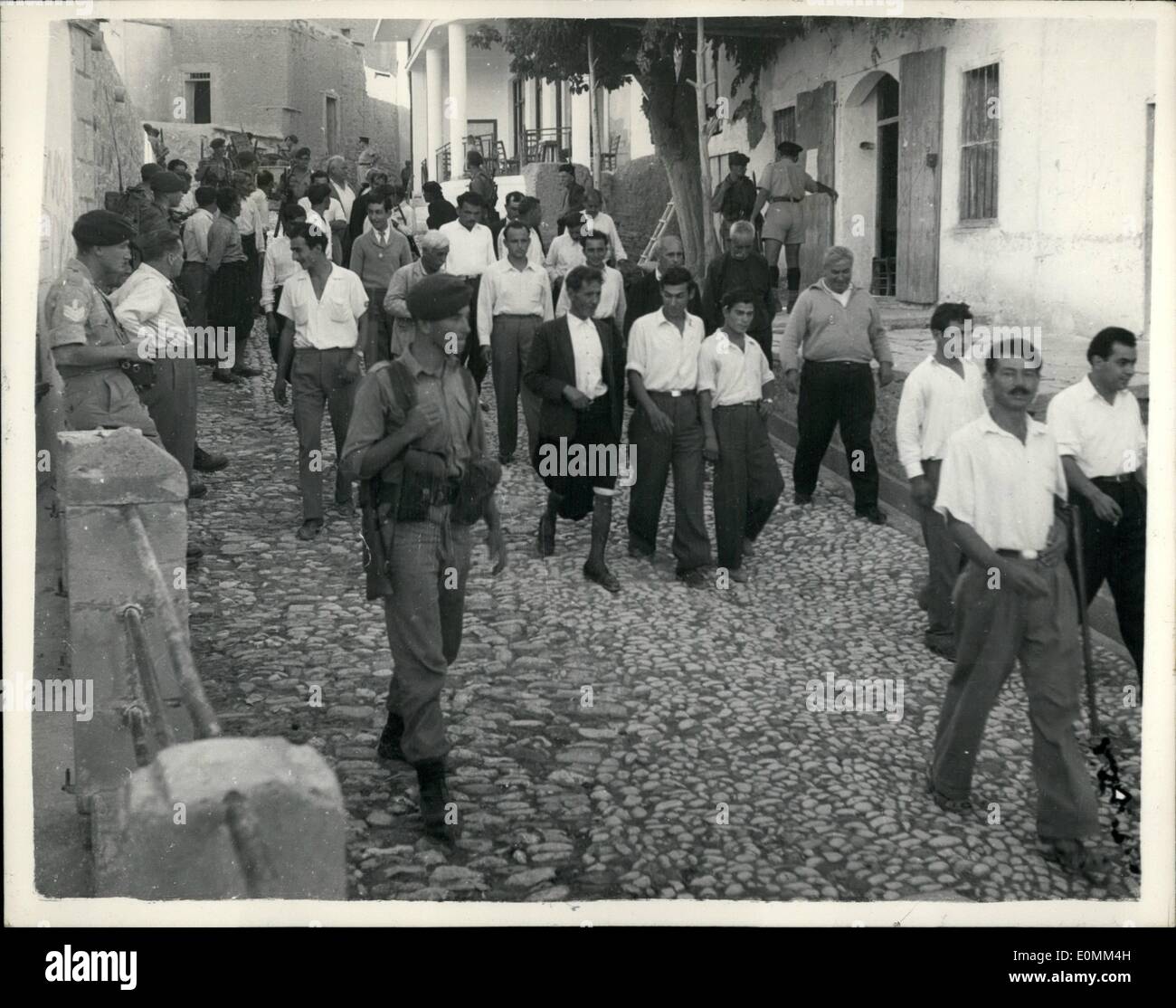 11 novembre 1955 - le truppe britanniche continuano la ricerca di armi a Cipro i Villagers hanno marciato verso il composto di filo spinato; più di 1,500 truppe britanniche stanno partecipando alla ricerca di armi e munizioni mancanti nei nascondigli in una zona di quindici miglia vicino alle Black Mountains Cipro. L'intera popolazione maschile e alcune donne del villaggio di Kalorea sono state arrotondate e poste in gabbie di filo spinato. Le truppe che partecipano includono 1° Batt. Royal Leicester Regt; 1° Batt. Norfolk Rage, 40° Field Rage, ~~~~~~~le barche da sparo britanniche pattugliano la vicina costa, mentre gli aerei spazzavano la zona - avvistando Foto Stock