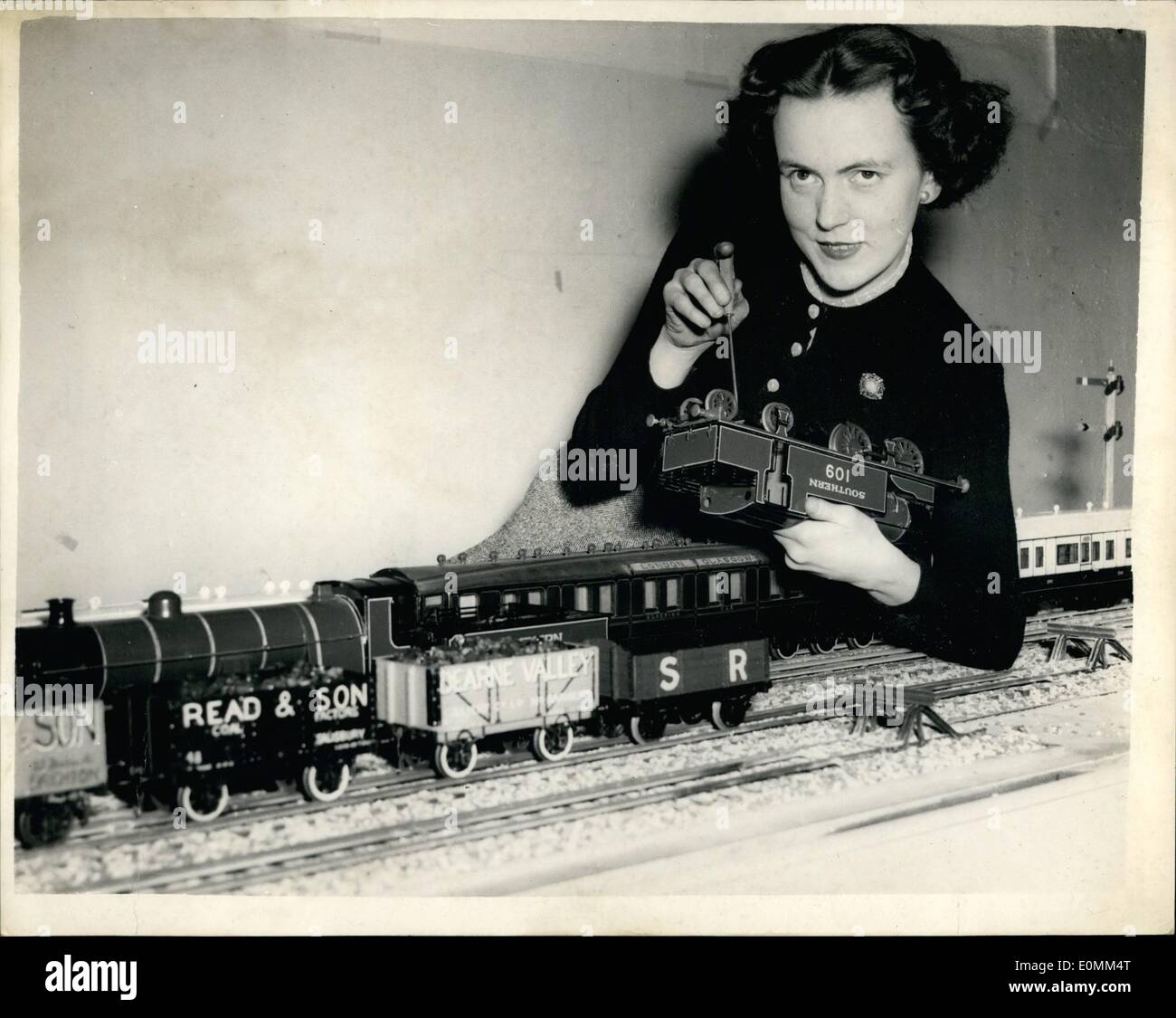 Nov. 11, 1955 - 11-4-55 I preparativi per il modello mostra ferroviaria. Il modello ferroviario si apre la mostra presso la sala centrale, Westminster, domani. Keystone Foto Mostra: La sig.ra Isabel Robert, di Holborn, che rende i treni come un hobby e chi sarà l'unica donna espositore alla fiera visto aiutando a ottenere un modellino ferroviario insieme nella sala centrale di oggi. Foto Stock