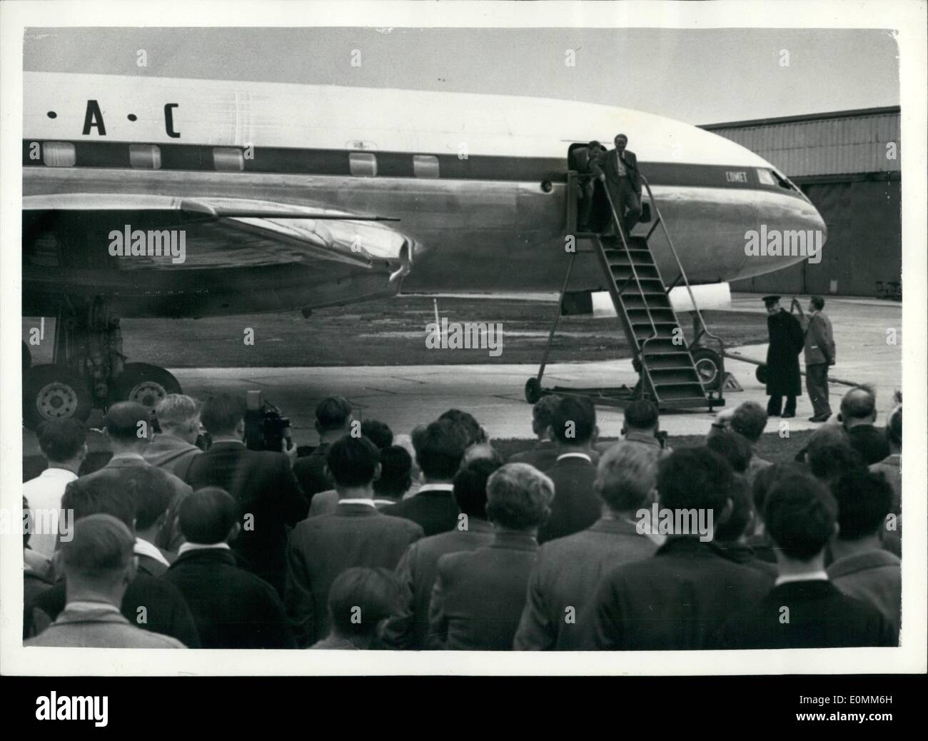 Ottobre 10, 1955 - Comet aereo di linea vola a casa dopo aver sottoposto a test di Tropical In Khartum: la cometa aereo di linea che è volato a Khartum in tempo record di questa settimana, per subire prove tropicale e di elevata altitudine prove, tornò a Hatfield questa mattina. La foto mostra: folle di de Haviland lavoratori guarda Group-Captain John Cunningham come egli aluci dal record rompendo la cometa a Hatfield oggi. Foto Stock