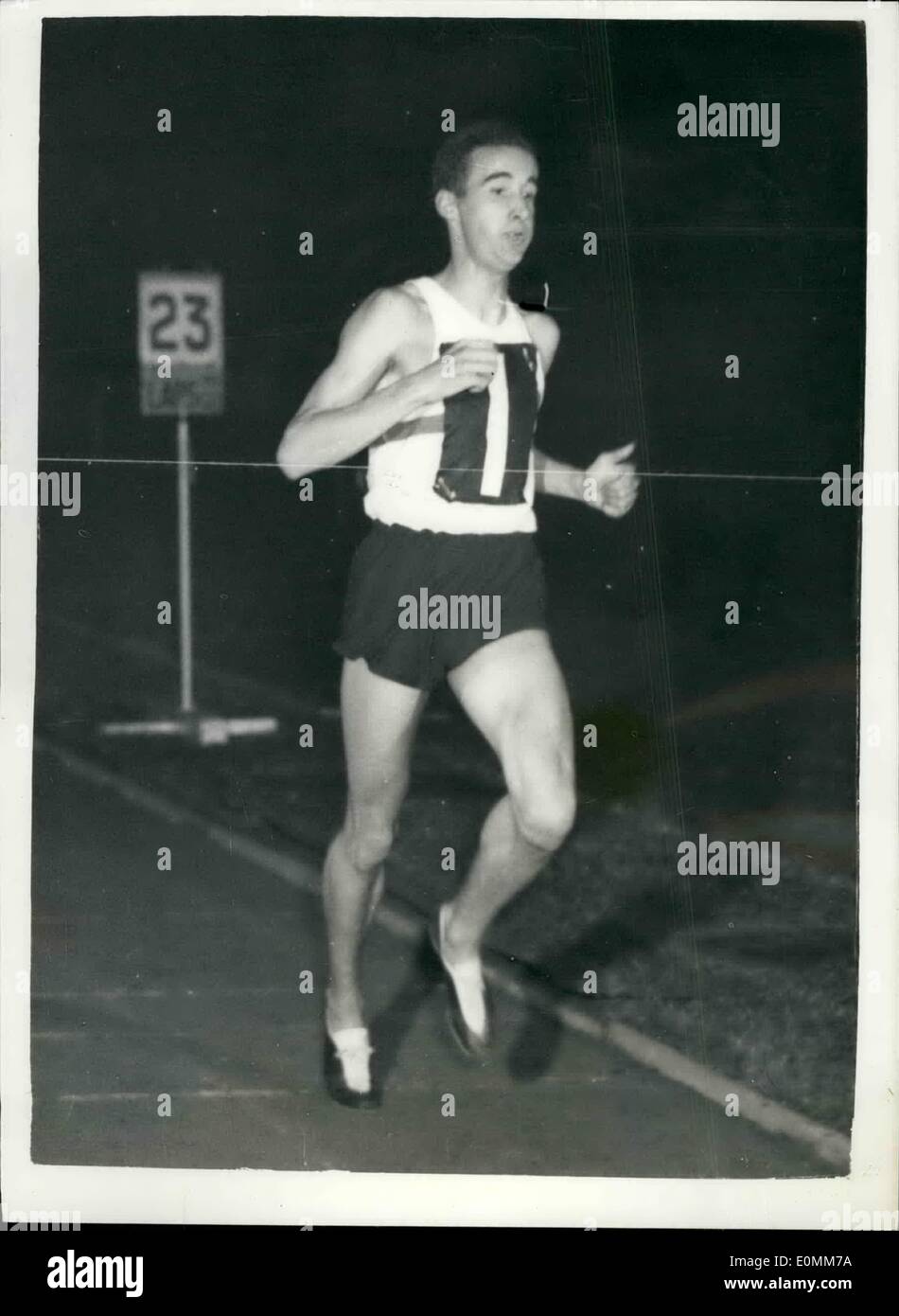 Ottobre 12, 1955 - 12-10-55 di Londra. Praga meeting di atletica a Città Bianca. Gordon Pirie batte Emil Zatopek in 10.000 metri.. Gordon Pirie ha vinto 10.000 metri anche in Londra. Praga meeting di atletica a Città Bianca questa sera battendo cadde il connazionale Ken Norkis con Emil Zatopek, detentore del record mondiale in questo luogo. Keystone Foto Mostra: Pirie finisce la 10.000 metri evento, un facile vincitore a Città Bianca questa sera. Foto Stock