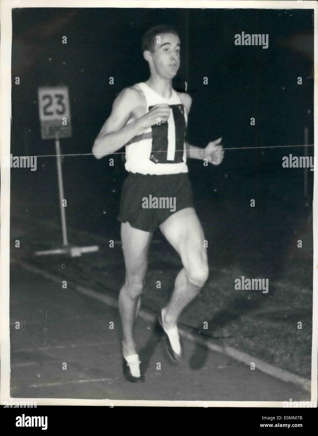 Ottobre 12, 1955 - 12-10-55 di Londra. Praga meeting di atletica a Città Bianca. Gordon Pirie batte Emil Zatopek in 10.000 metri.. Gordon Pirie ha vinto 10.000 metri anche in Londra. Praga meeting di atletica a Città Bianca questa sera battendo cadde il connazionale Ken Norkis con Emil Zatopek, detentore del record mondiale in questo luogo. Keystone Foto Mostra: Pirie finisce la 10.000 metri evento, un facile vincitore a Città Bianca questa sera. Foto Stock