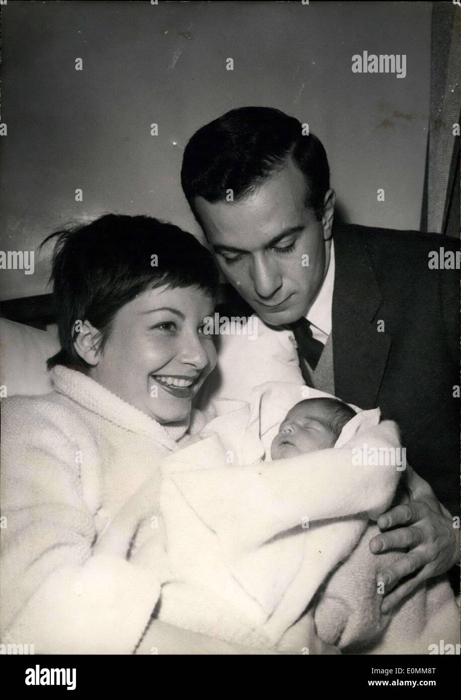 28 ottobre 1955 - Prima immagine di Zizi Jeanmaire baby figlia: le famose danze di coppia, Zizi Jeanmaire e Petit, raffigurato con il loro bambino figlia valentine, di età compresa tra i 5 giorni. Il fotografo è stato consentito solo cinque minuti per scattare una foto. Foto Stock