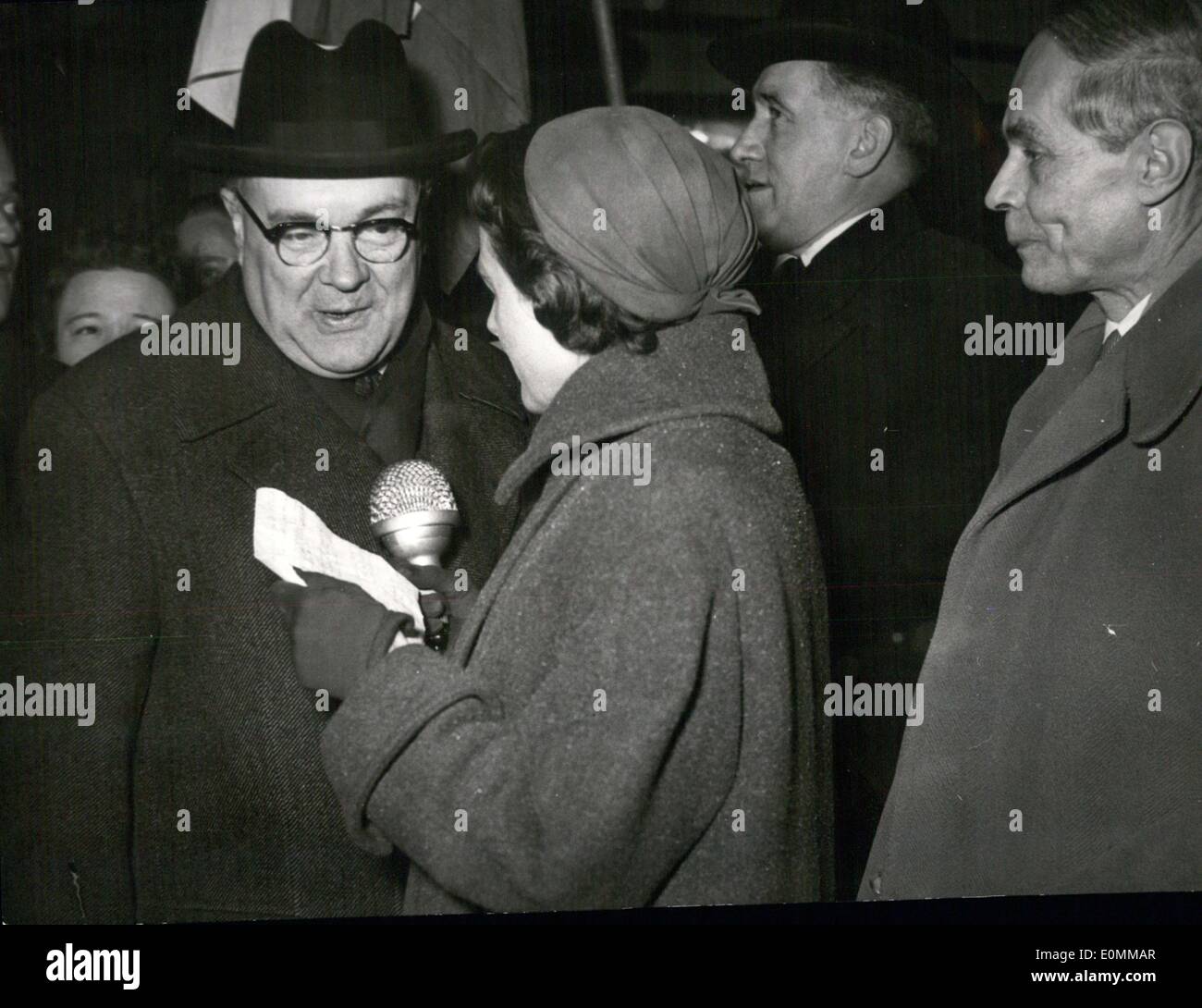Nov. 24, 1955 - Un amico di Berlino, un uomo che è considerato come dell'Europa n. 1 è arrivato oggi all'aeroporto Tempelhof di Berlino. Ministro degli Esteri belga Paul Henri Spaak. Egli ci vuole aiutare il sonno idea europea per attivare di nuovo. Foto Stock