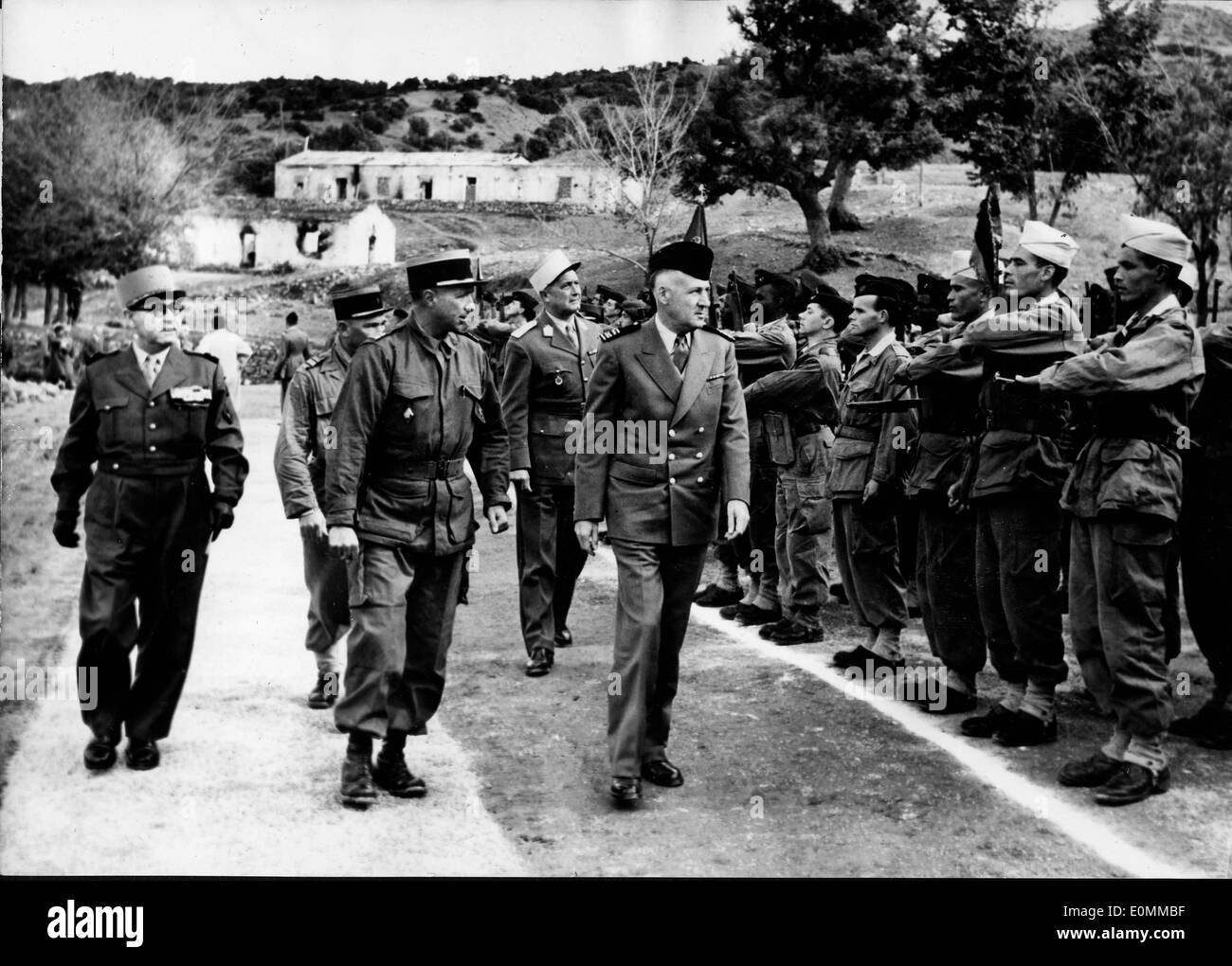 Dic 05, 1955; Madrid, Spagna; ANDRE DUBOIS ha appena completato un giro di ispezione nella zona rif sulla frontiera Moroccan-Spanish. Foto Stock