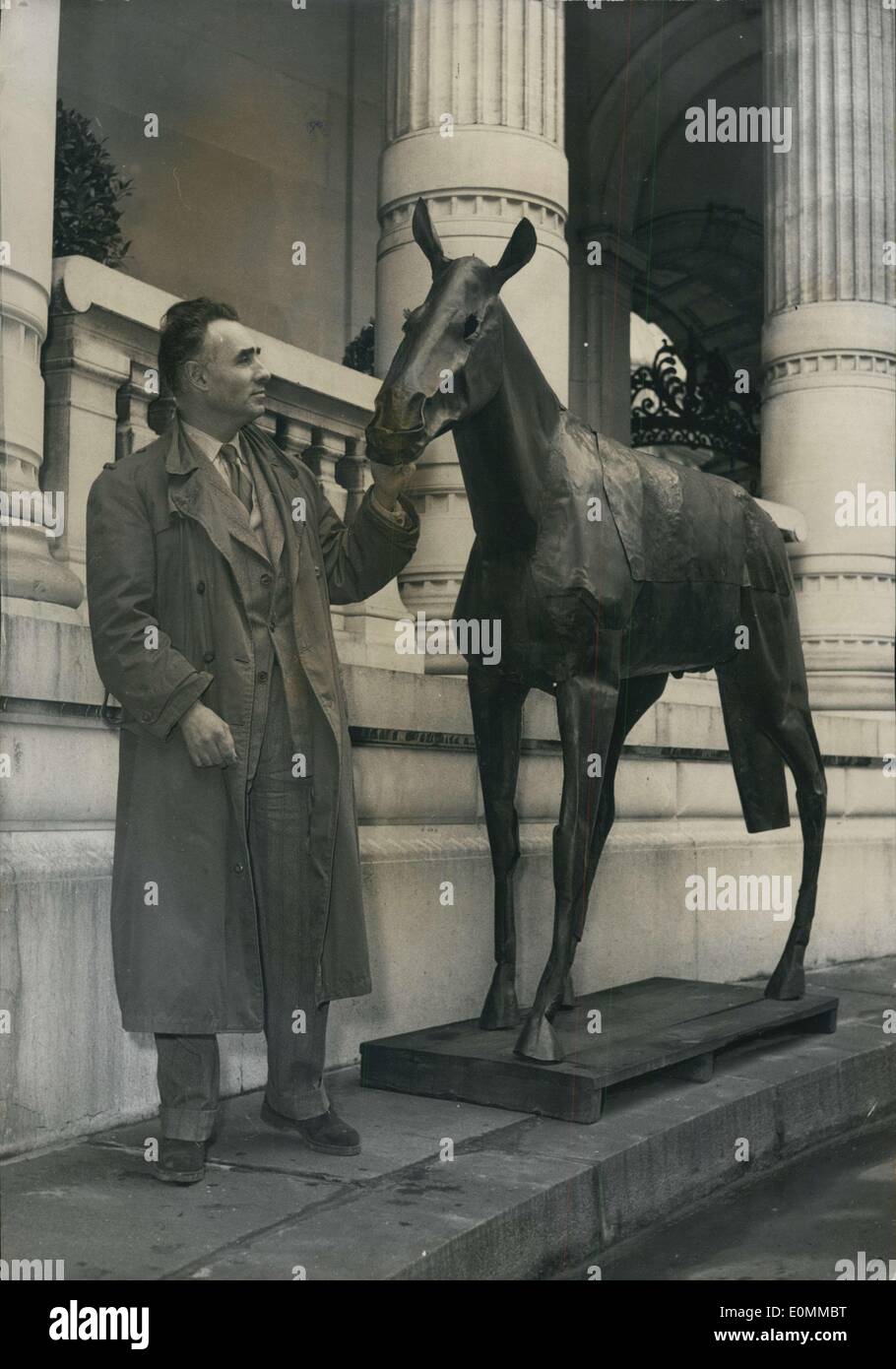 Dic. 09, 1955 - Un foglio di metallo Cavallo: la mostra ''Poetique de la Nature" (Poesia della Natura) aperto presso il Museo Galliera di Parigi. Un Cavallo in martellato e rivettato foglio di rame, da Luigi Leygue. Foto Stock