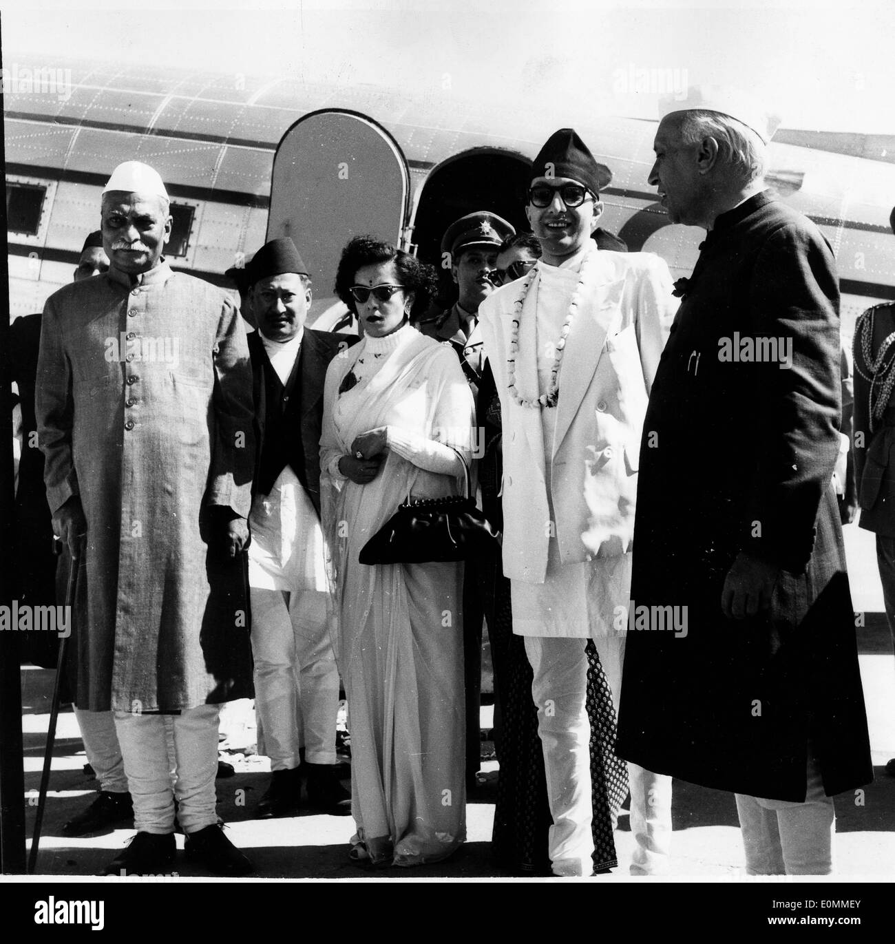 Indira Gandhi, il dottor Rajendra Prasad, Jawaharlal Nehru che arrivano all'aeroporto Foto Stock